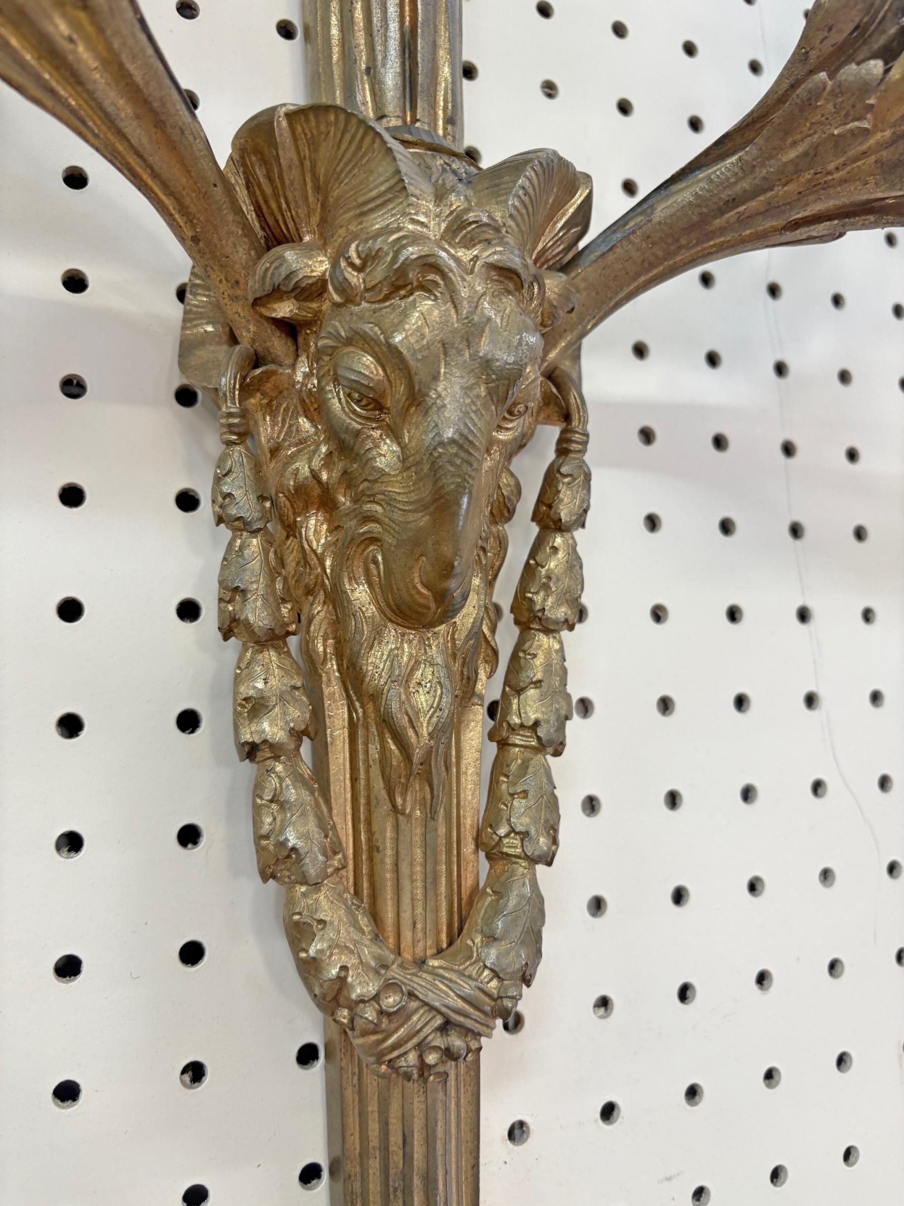 Français Paire d'appliques anciennes en bronze de style Louis XV attribuées à Delafontaine en vente