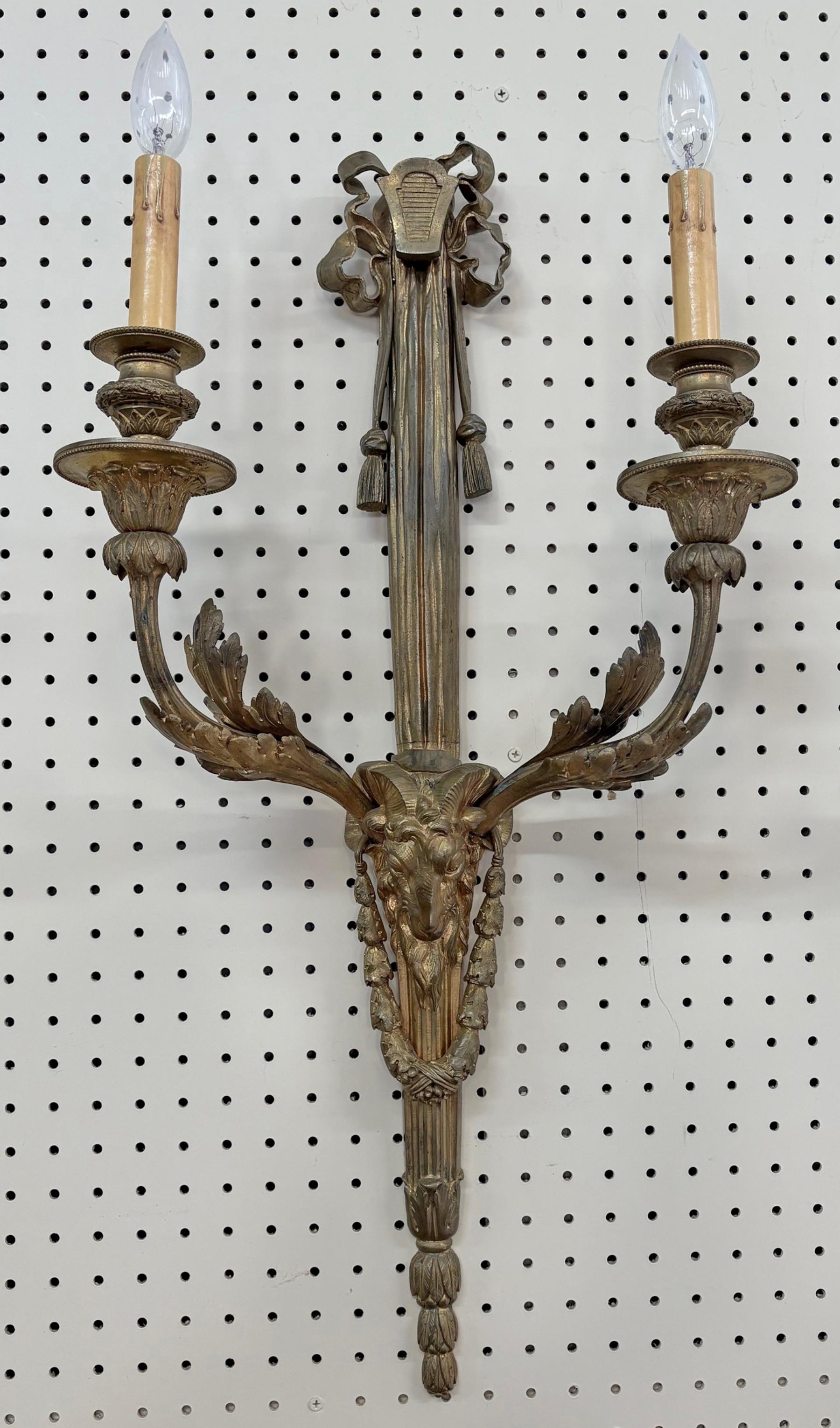 Paire d'appliques anciennes en bronze de style Louis XV attribuées à Delafontaine Bon état - En vente à Long Branch, NJ