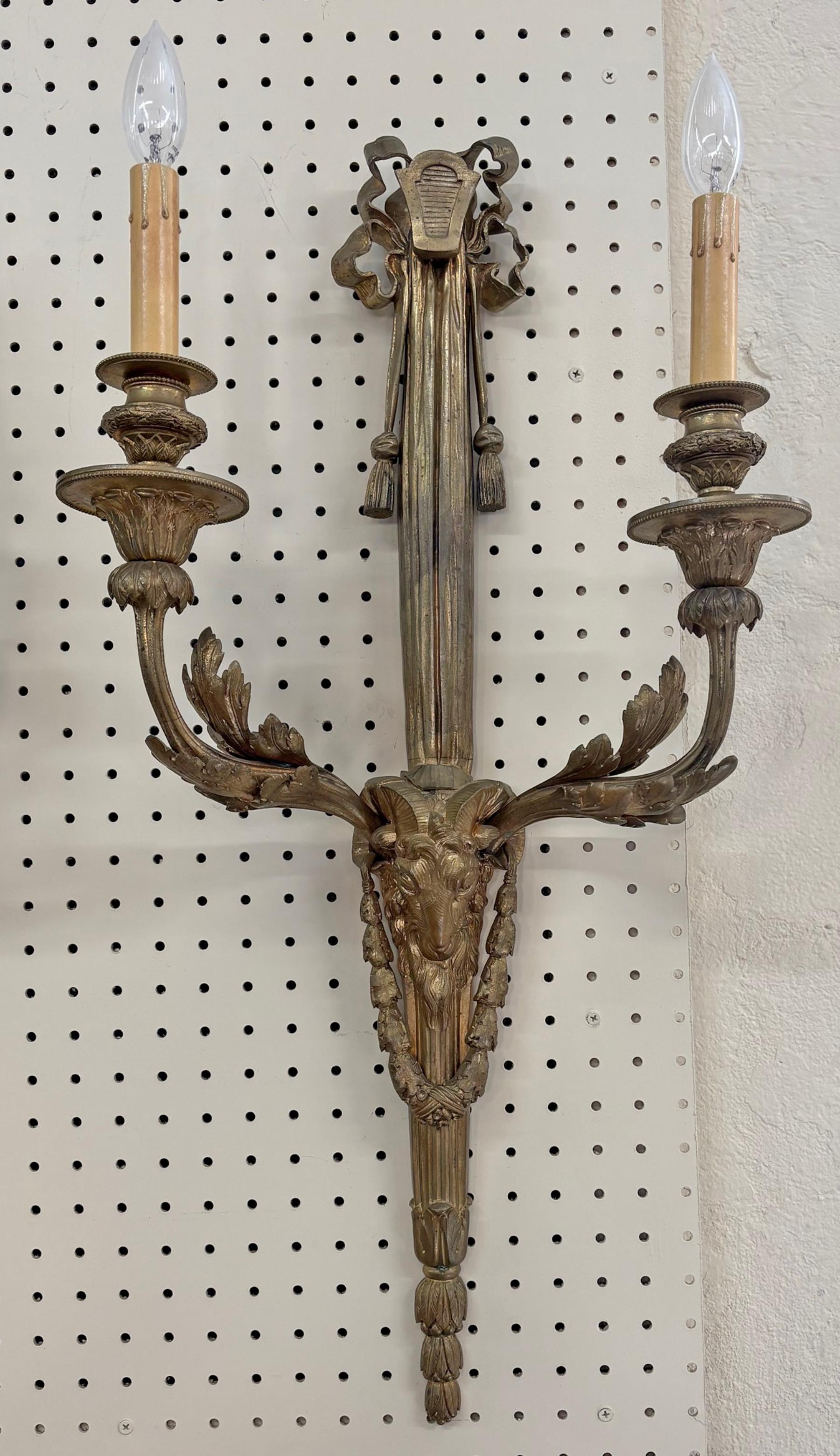 20ième siècle Paire d'appliques anciennes en bronze de style Louis XV attribuées à Delafontaine en vente