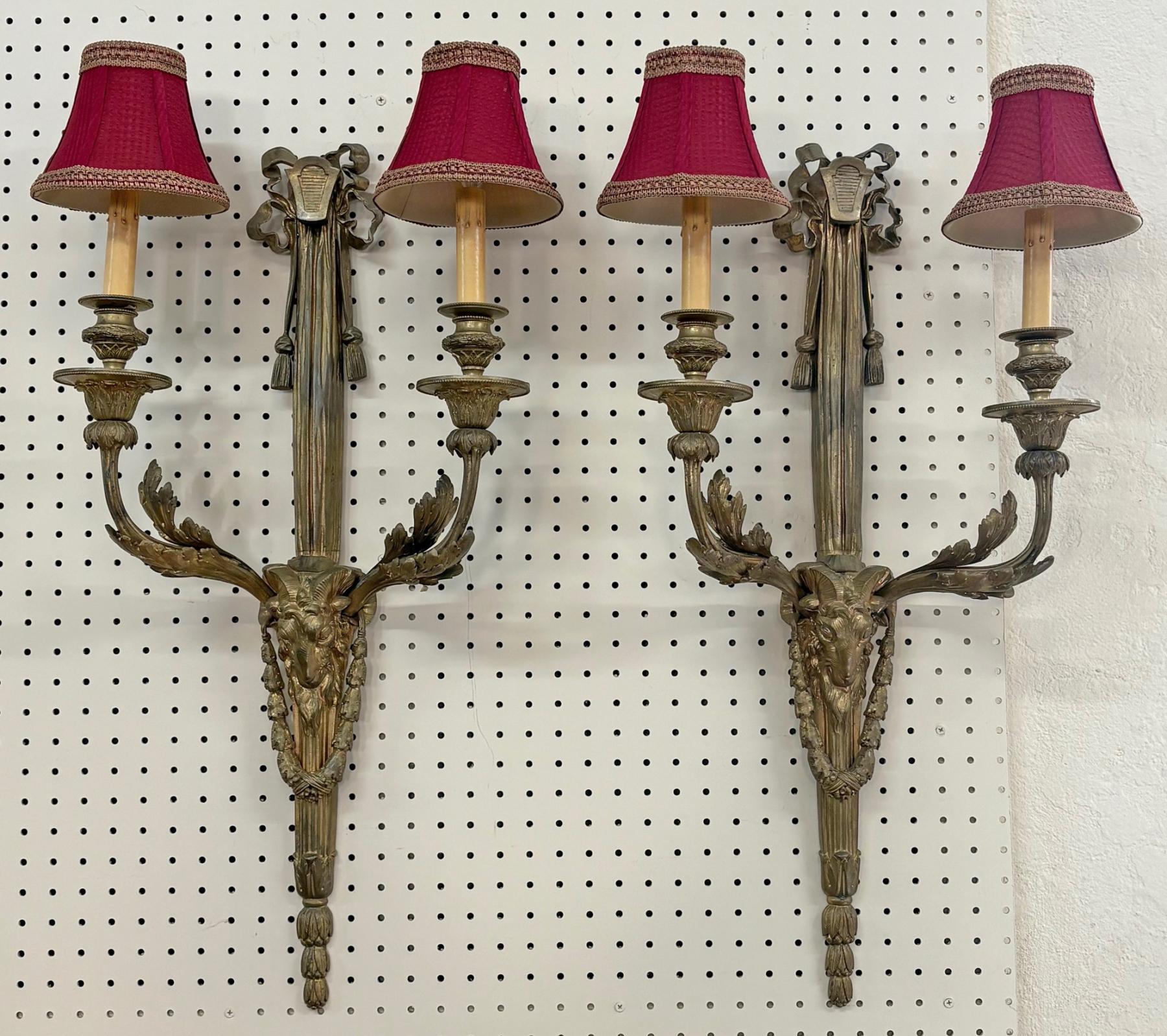 Bronze Paire d'appliques anciennes en bronze de style Louis XV attribuées à Delafontaine en vente