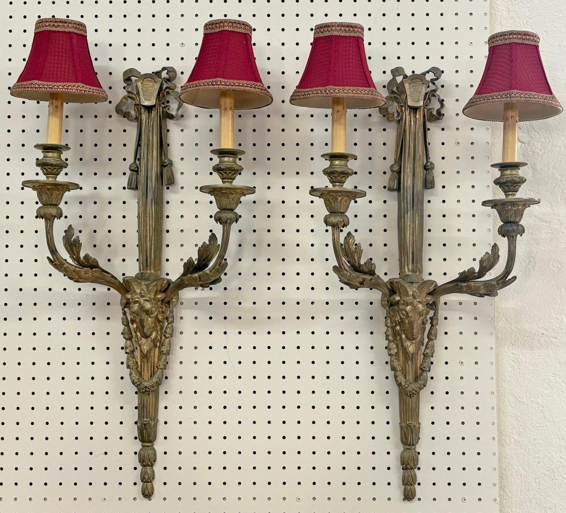 Paire d'appliques anciennes en bronze de style Louis XV attribuées à Delafontaine en vente 3