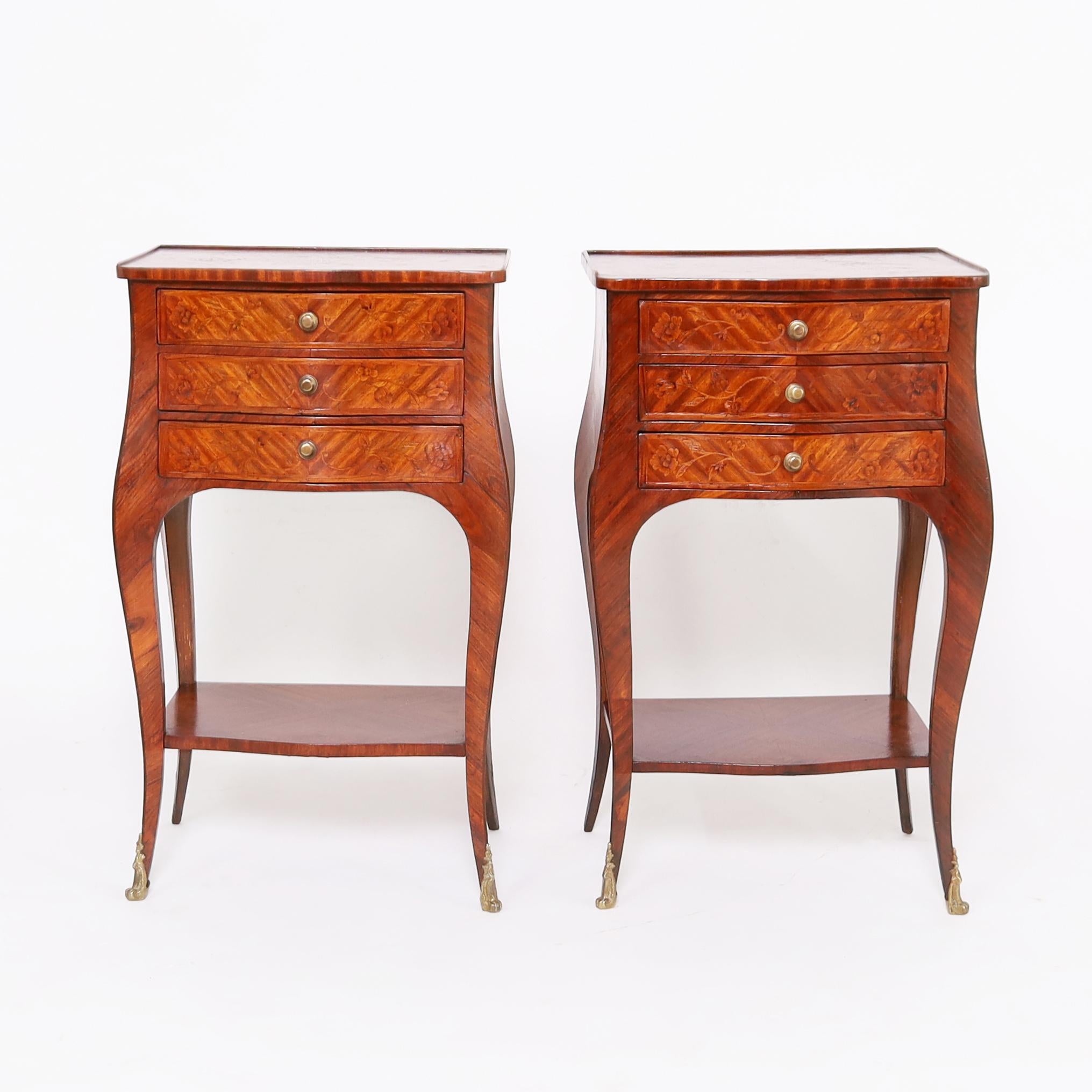 Elegante paire d'anciennes tables à trois tiroirs de style Louis XV en bois de tulipier découpé en lignes géométriques et incrusté de motifs floraux, avec des ferrures en laiton, un plateau inférieur et des pieds avant décorés de bronze doré.