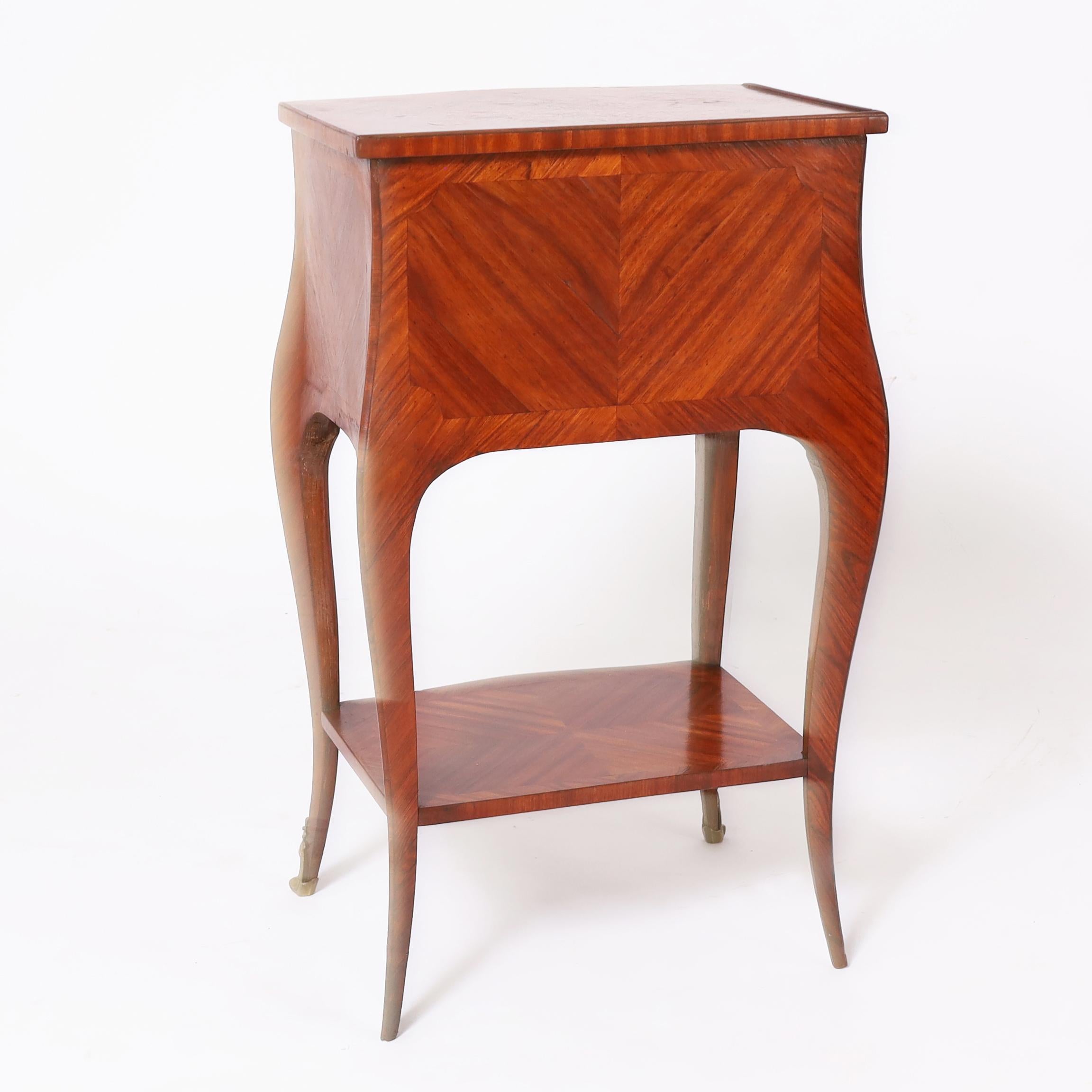 Paire d'anciens supports incrustés de style Louis XV français Bon état - En vente à Palm Beach, FL