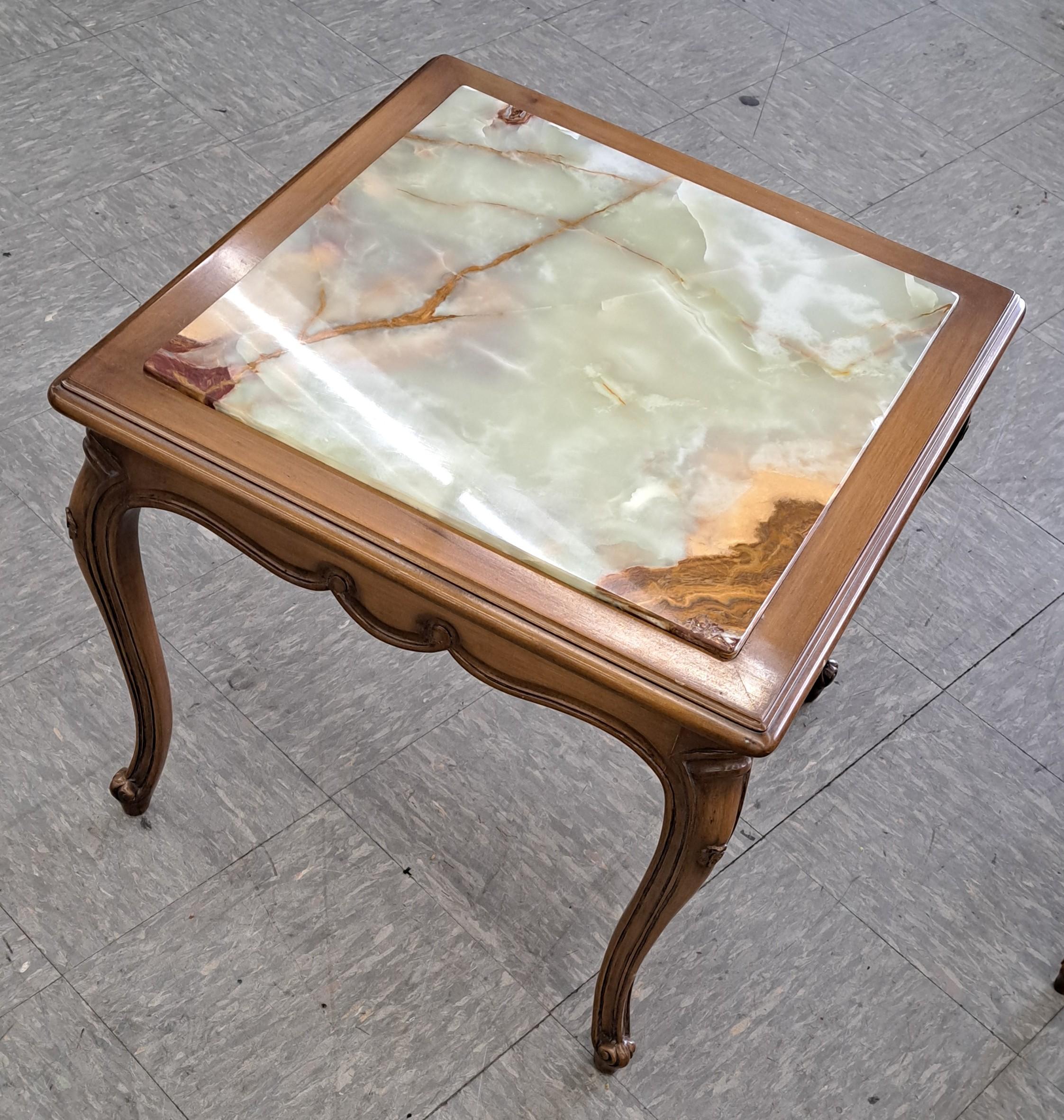 Paire de tables d'appoint françaises anciennes de style Louis XV à plateau en marbre Bon état - En vente à East Freetown, MA