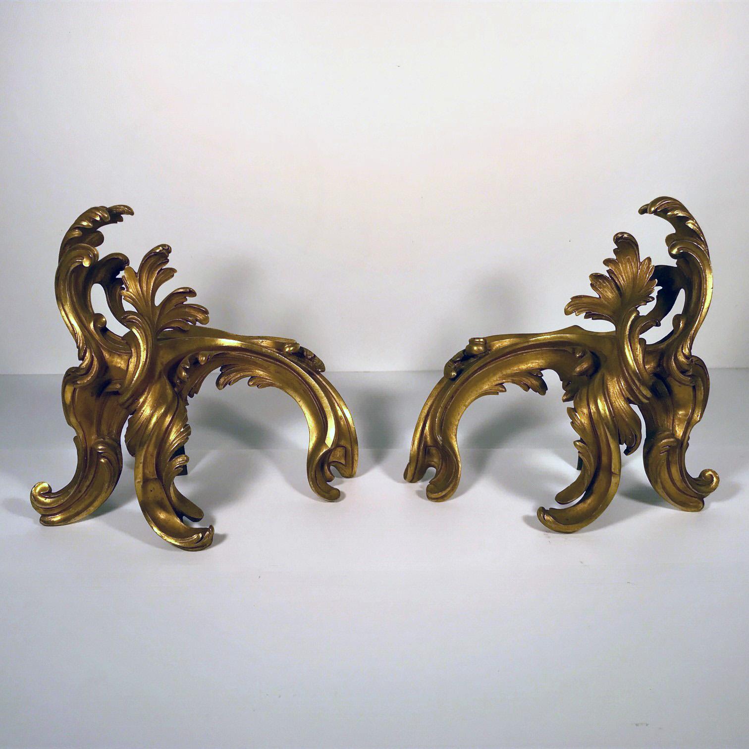 Paar antike französische Chenets aus vergoldeter Bronze im Louis-XV-Stil des Rokoko (Gegossen) im Angebot