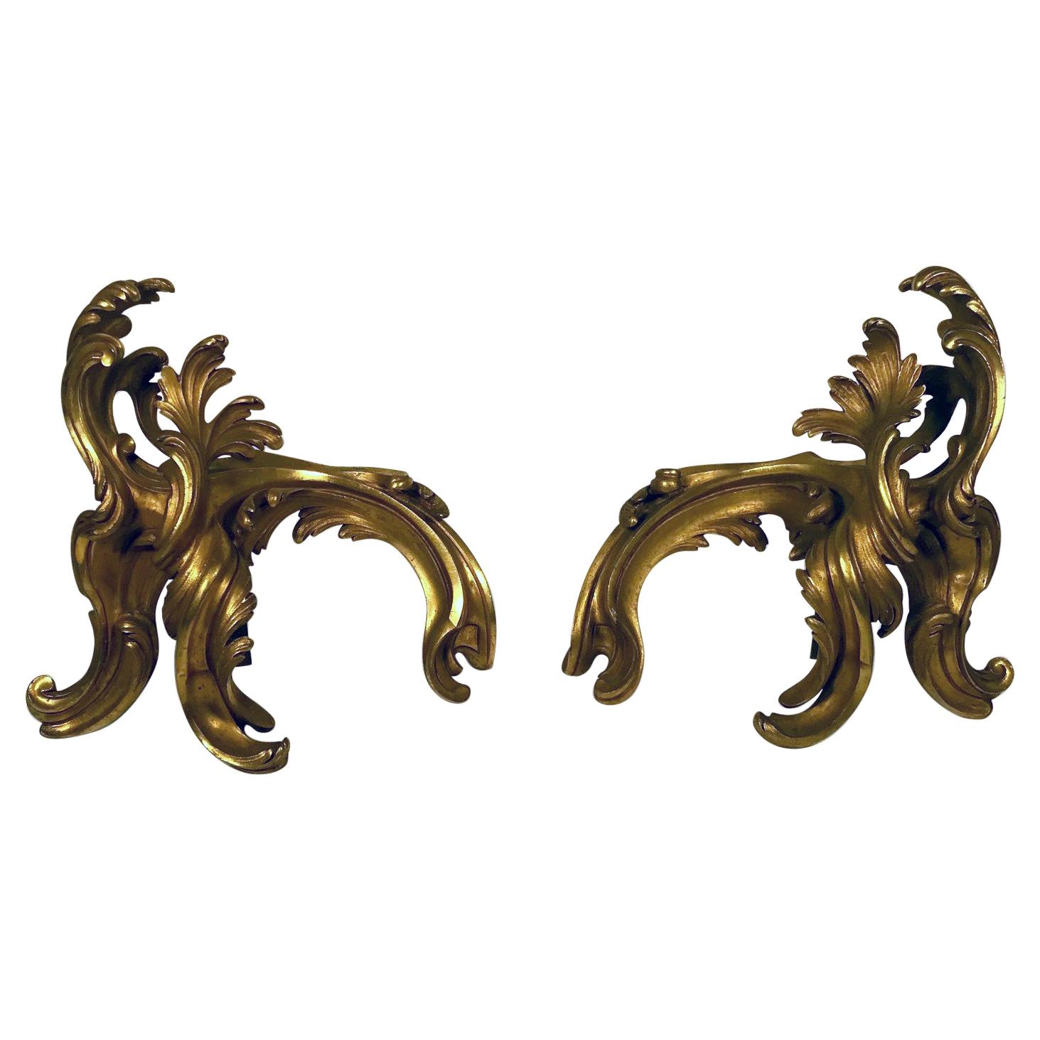 Paire de chenets français anciens de style Louis XV Rococo en bronze doré