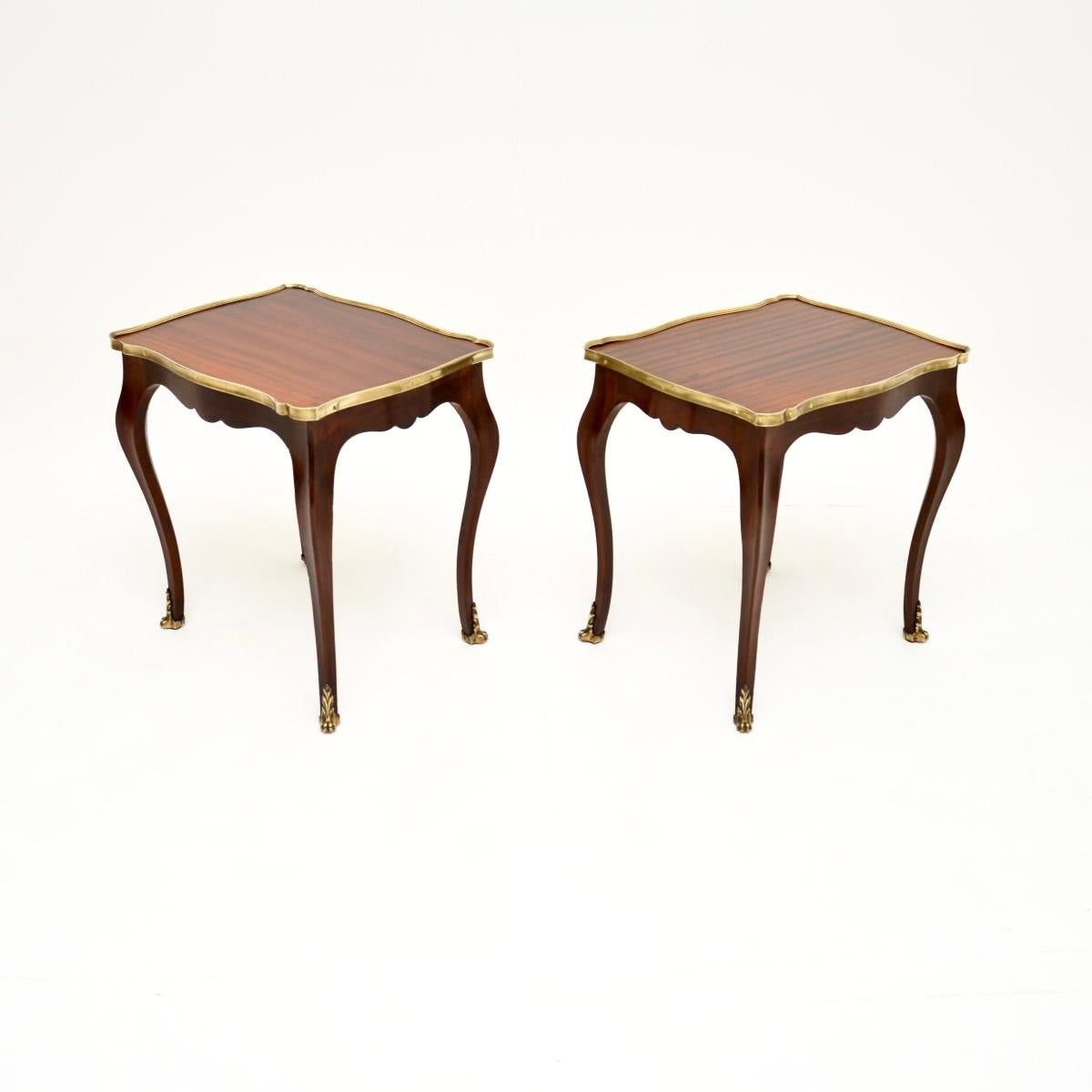 Français Paire de tables d'appoint françaises anciennes de style Louis XV en vente