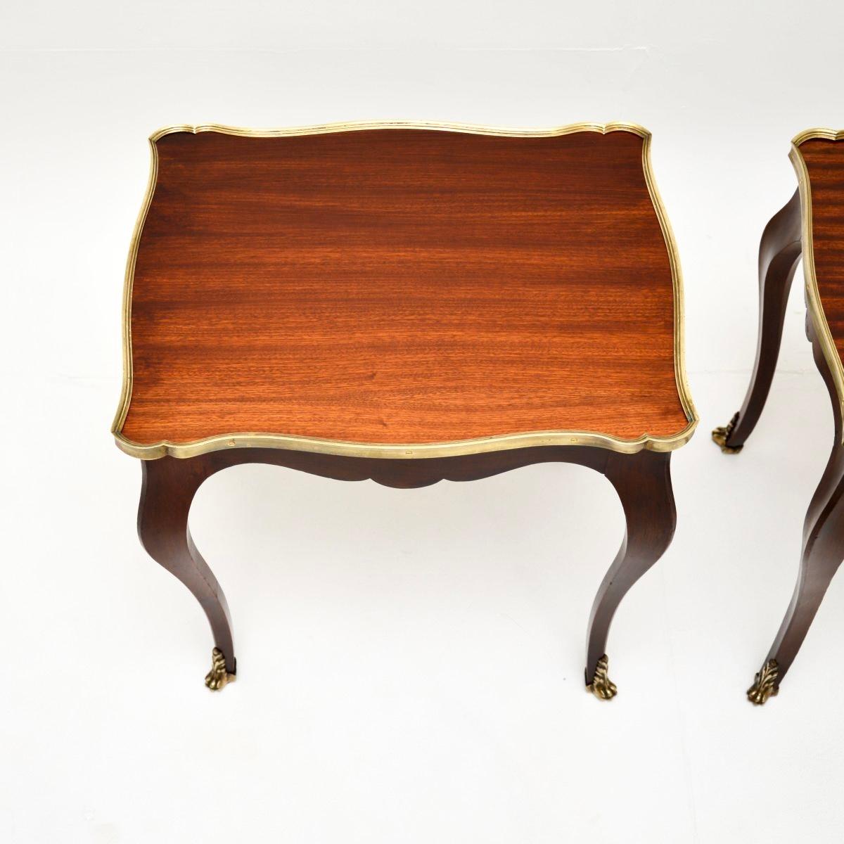 Paire de tables d'appoint françaises anciennes de style Louis XV Bon état - En vente à London, GB