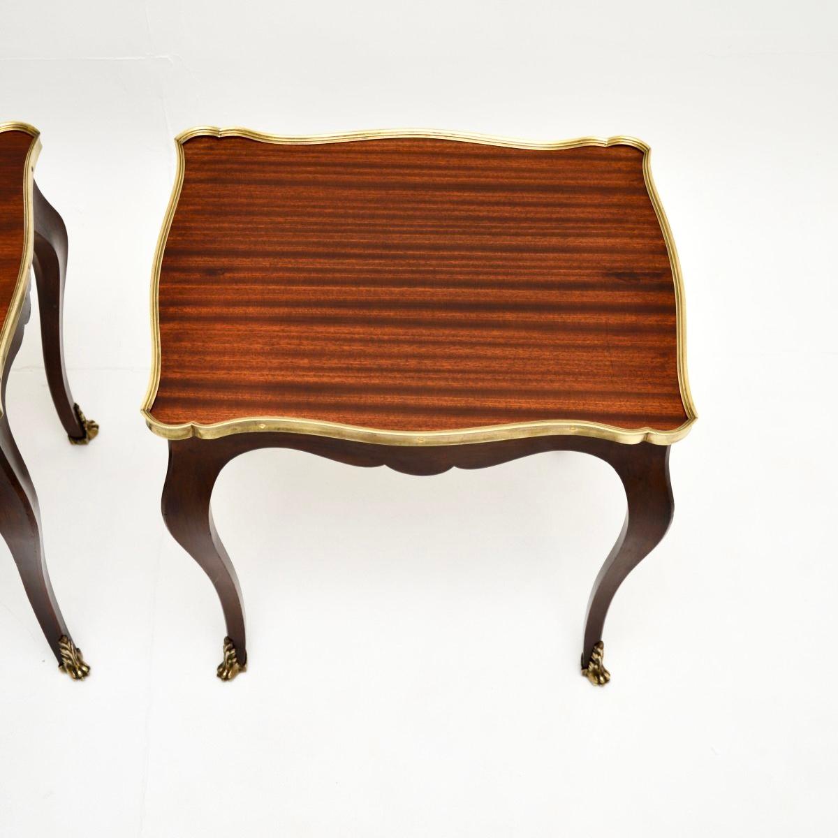 Début du 20ème siècle Paire de tables d'appoint françaises anciennes de style Louis XV en vente