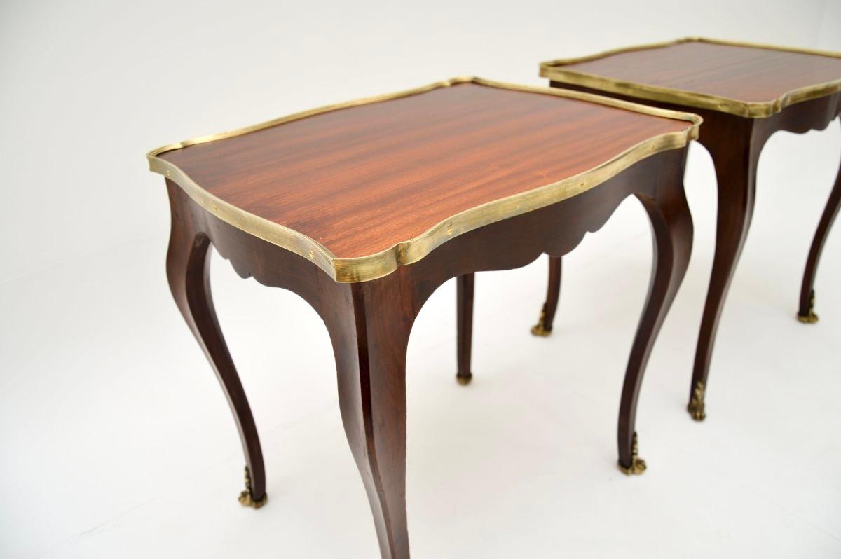 Laiton Paire de tables d'appoint françaises anciennes de style Louis XV en vente