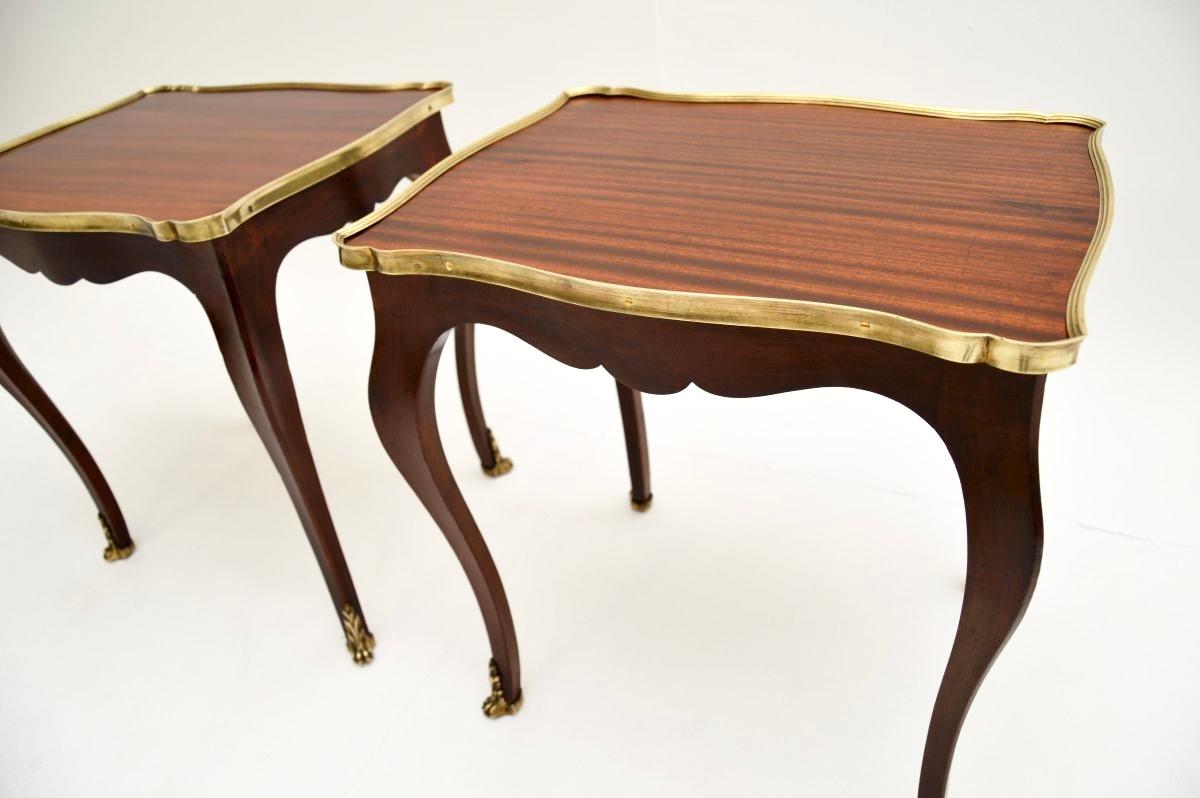 Paire de tables d'appoint françaises anciennes de style Louis XV en vente 1