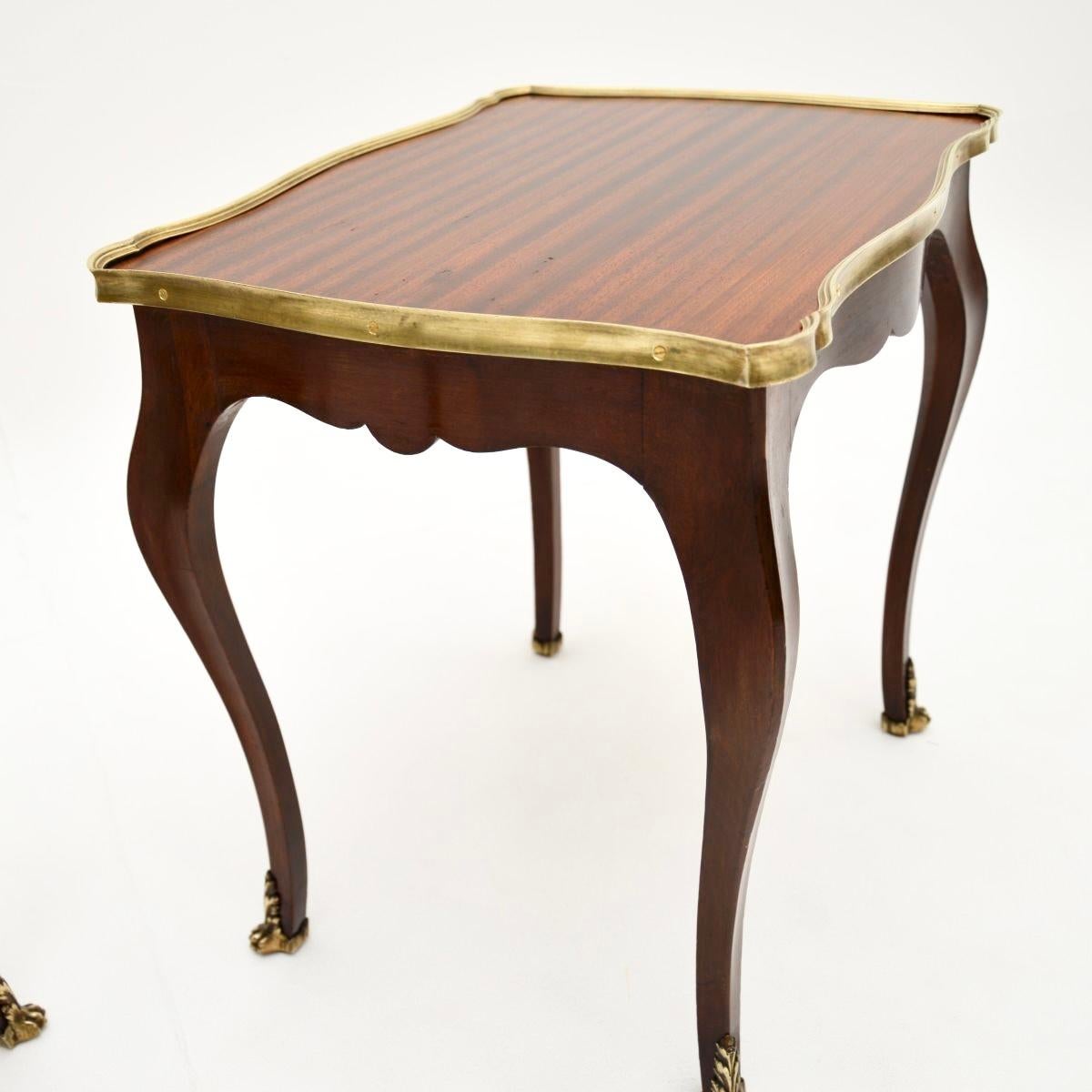 Paire de tables d'appoint françaises anciennes de style Louis XV en vente 2