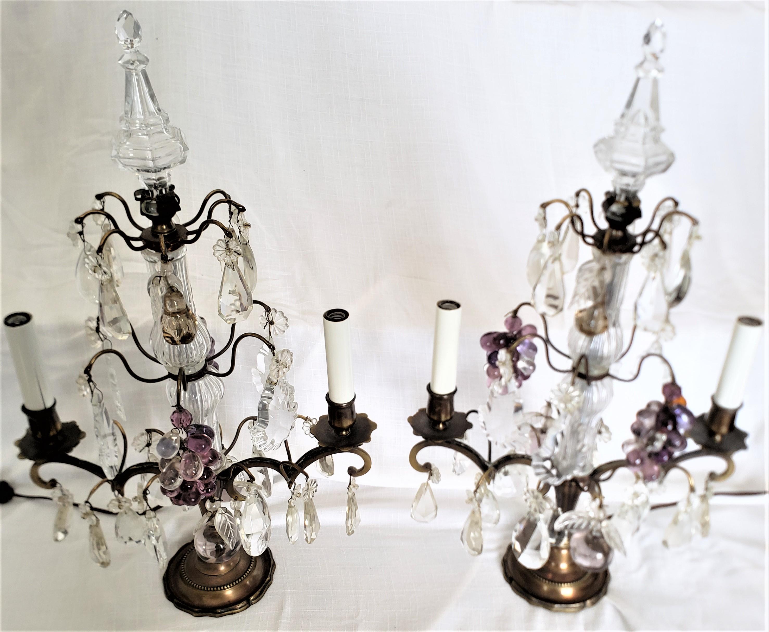 Paire de lampes françaises anciennes de style Louis XV en laiton et cristal taillé et fruits en verre en vente 5
