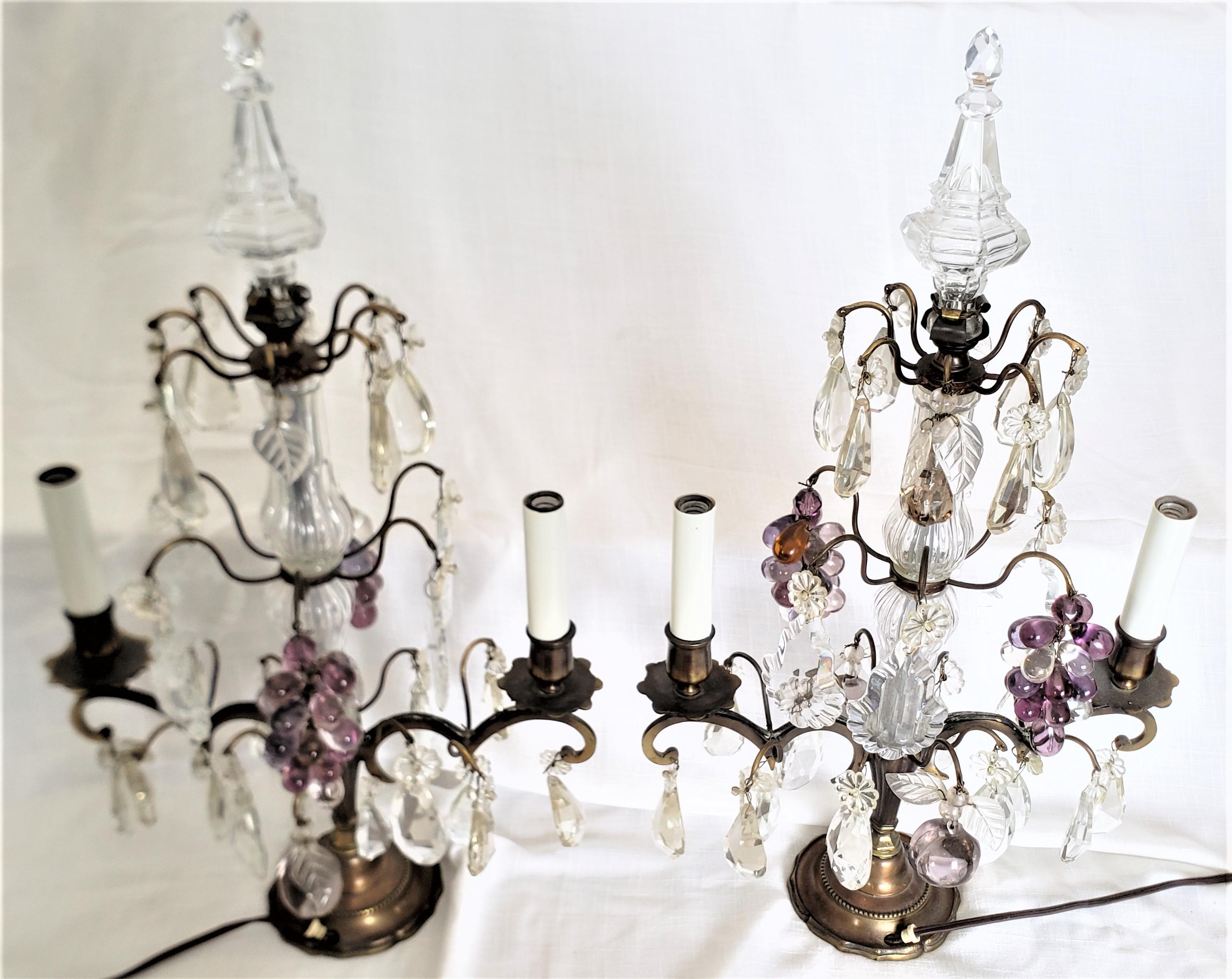 Fait à la machine Paire de lampes françaises anciennes de style Louis XV en laiton et cristal taillé et fruits en verre en vente