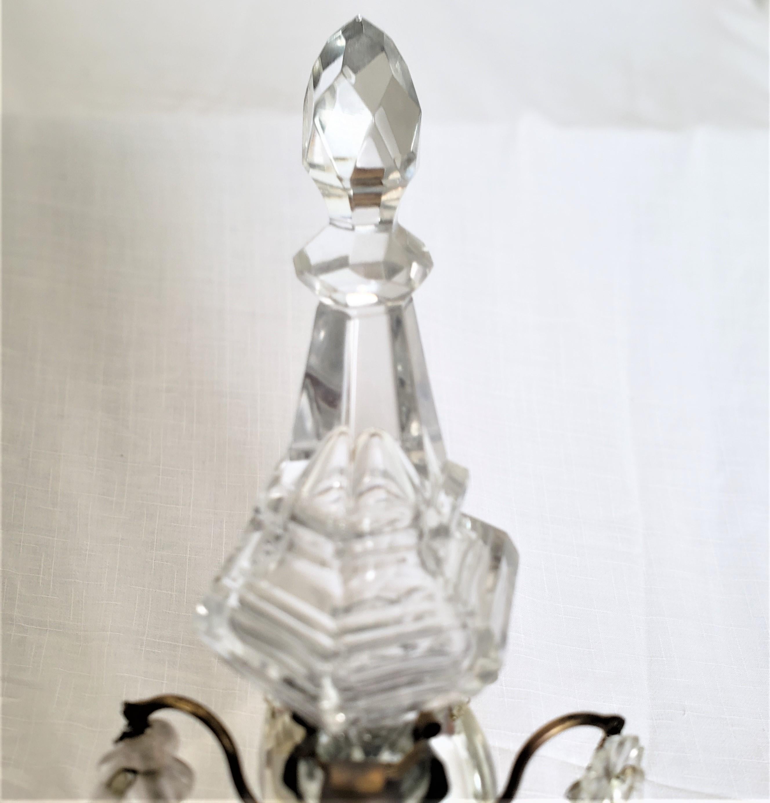 Paar antiker französischer Lampen im Stil von Louis XV aus Messing und geschliffenem Kristall sowie Glasfrüchten (20. Jahrhundert) im Angebot