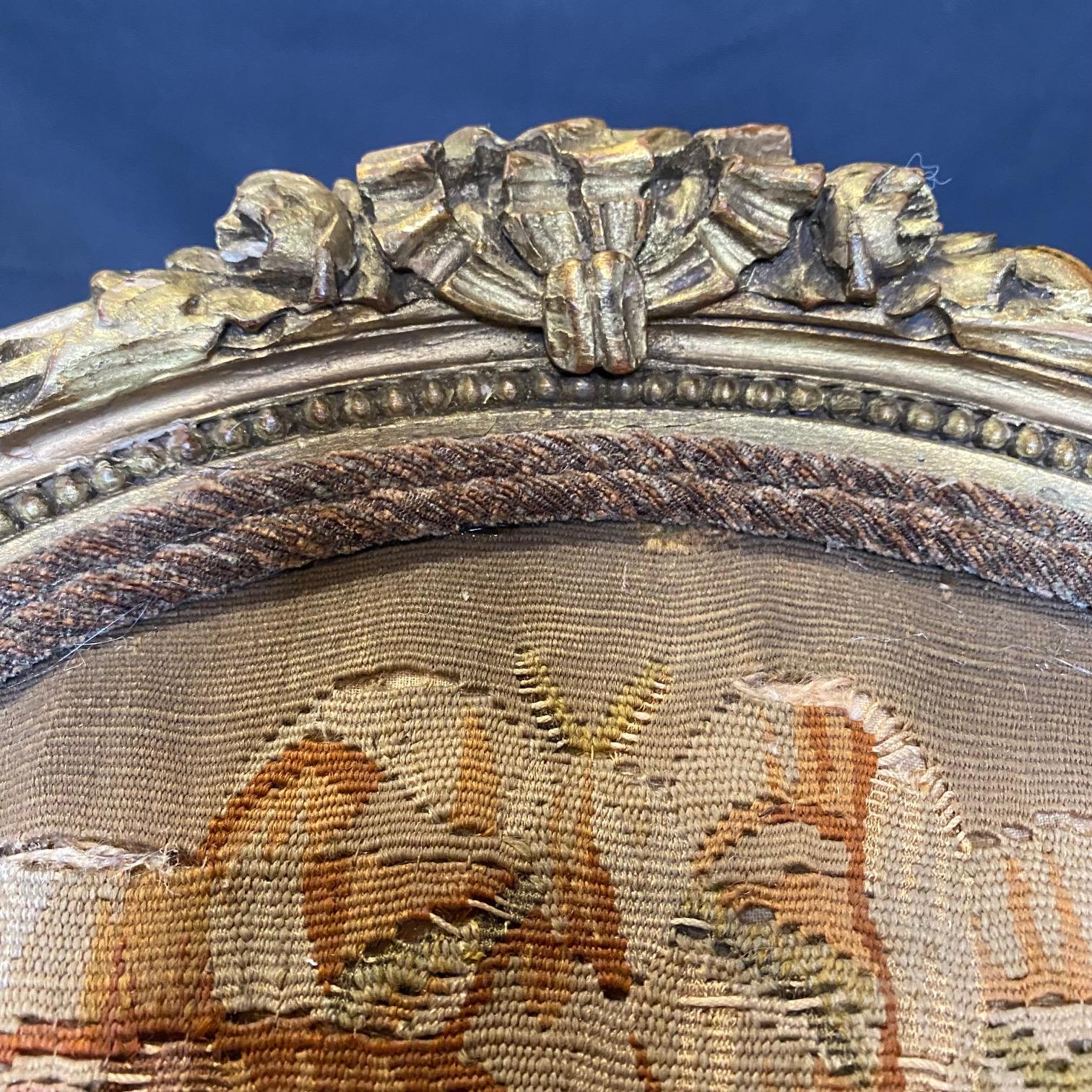Coppia di antiche poltrone francesi Luigi XVI in legno dorato con arazzo Aubusson in vendita 5