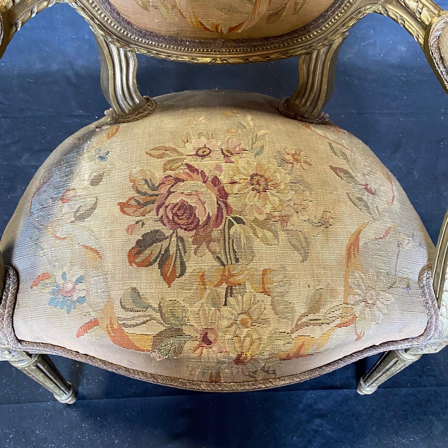 Paar antike französische Aubusson-Wandteppichsessel aus vergoldetem Holz im Louis-XVI.-Stil  (Textil) im Angebot