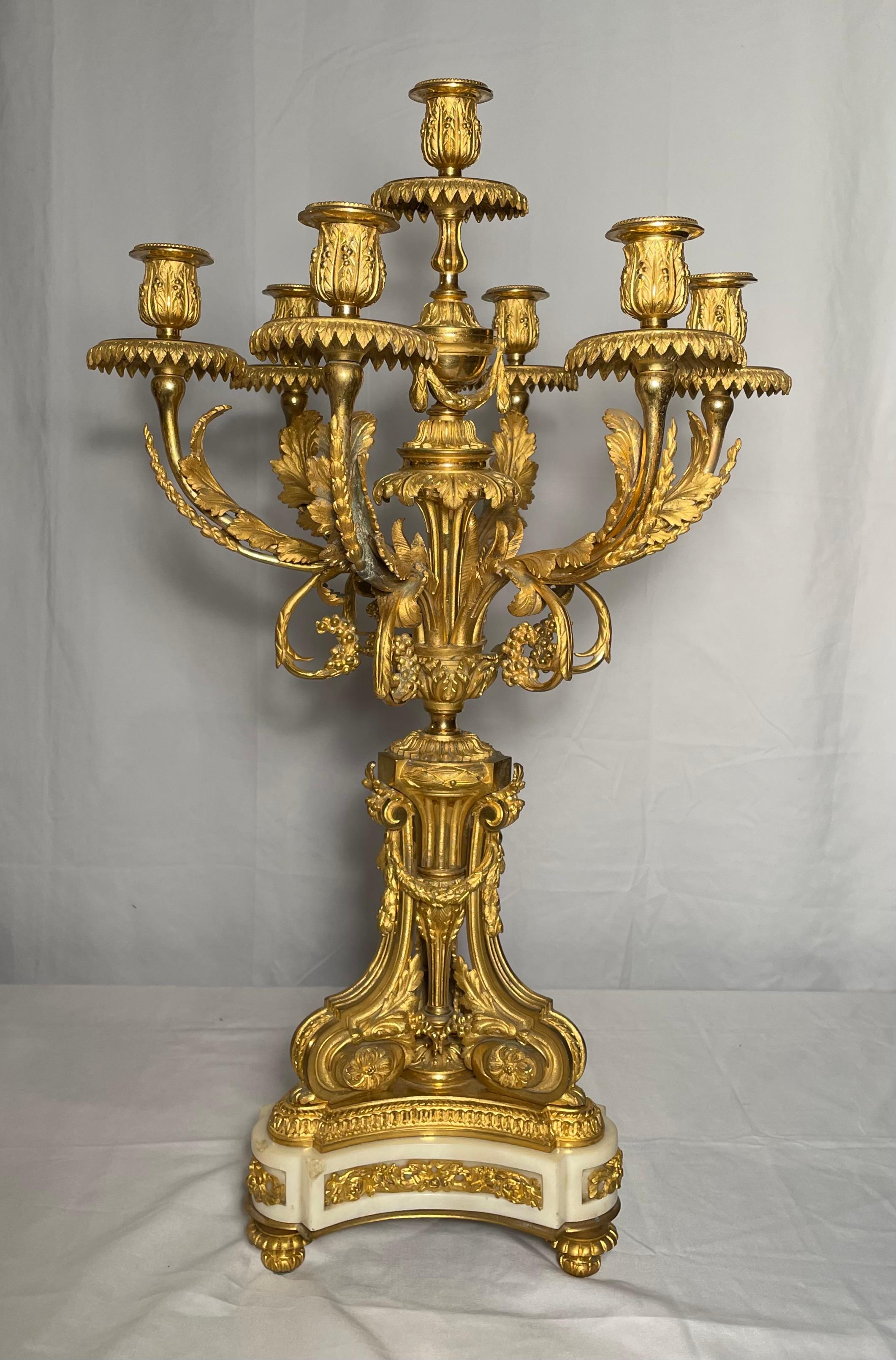 Paire de magnifiques chandeliers anciens en marbre de Carrare or-bronze de style Louis XVI, vers 1850-70.