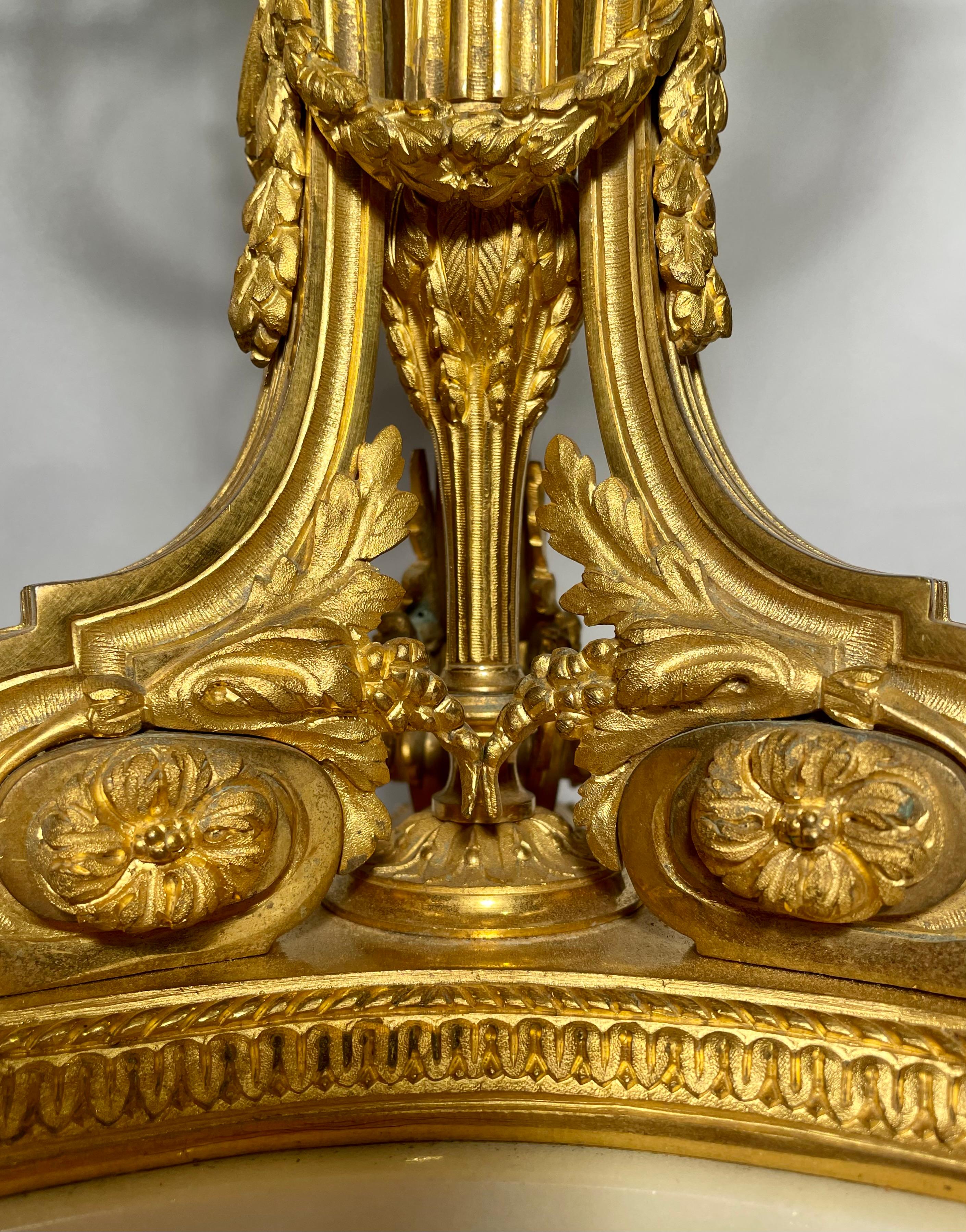 Or Paire d'anciens candélabres français Louis XVI en bronze doré et marbre de Carrare en vente