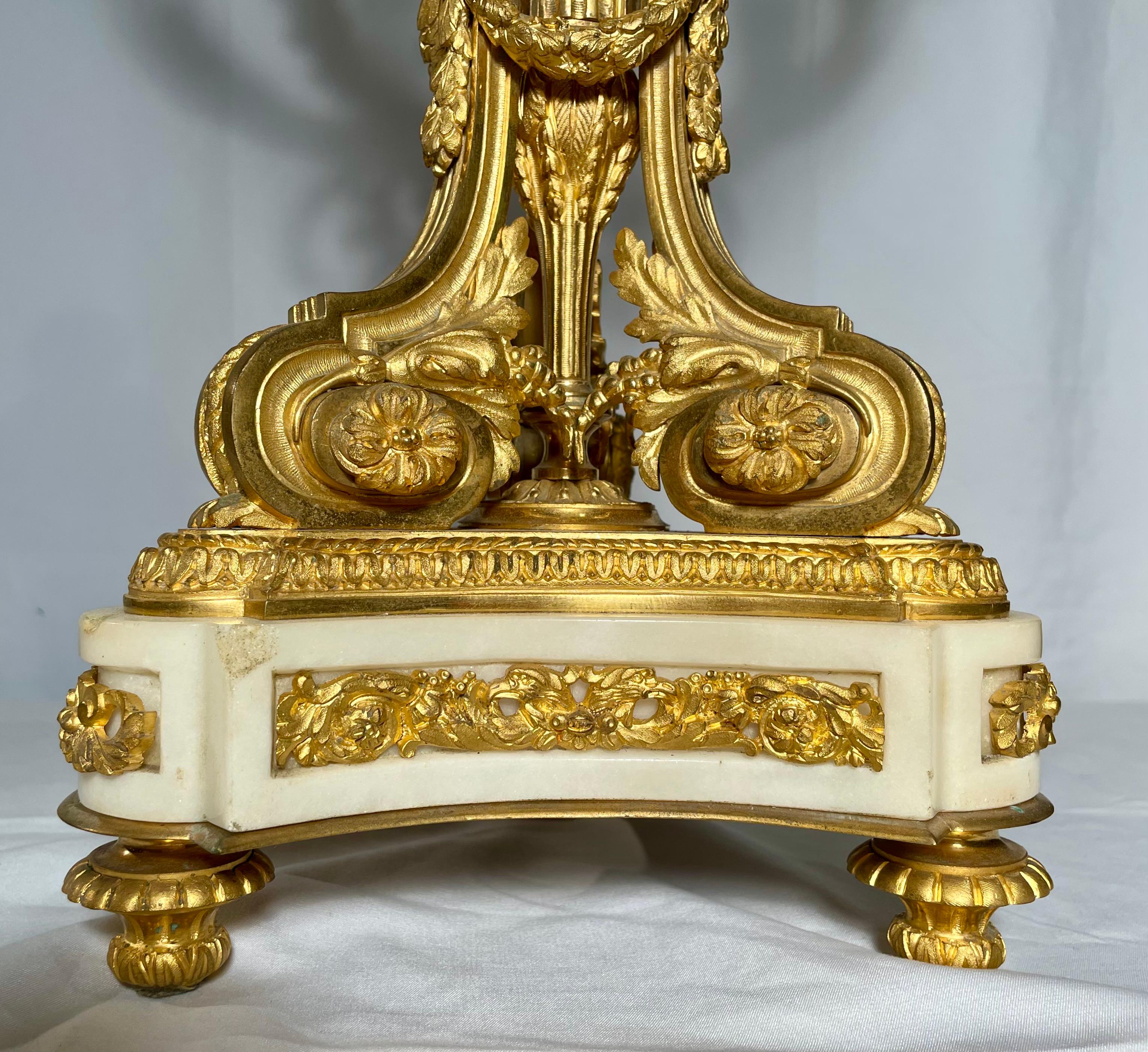 Paar antike französische Louis-XVI-Kandelaber aus Goldbronze und Carrara-Marmor im Angebot 2