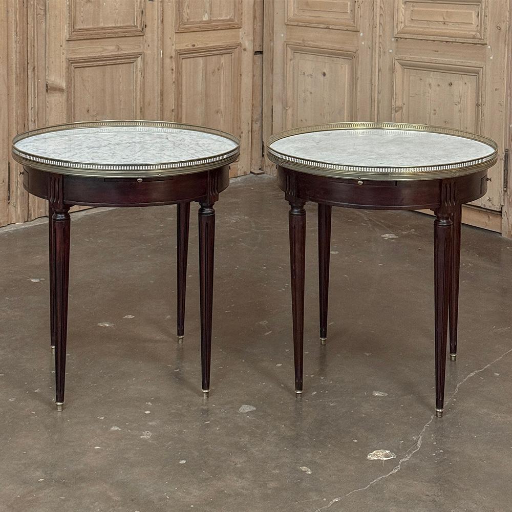 Fatto a mano COPPIA di Tavoli Bouillotte con piano in marmo di Antique French Louis XVI in vendita