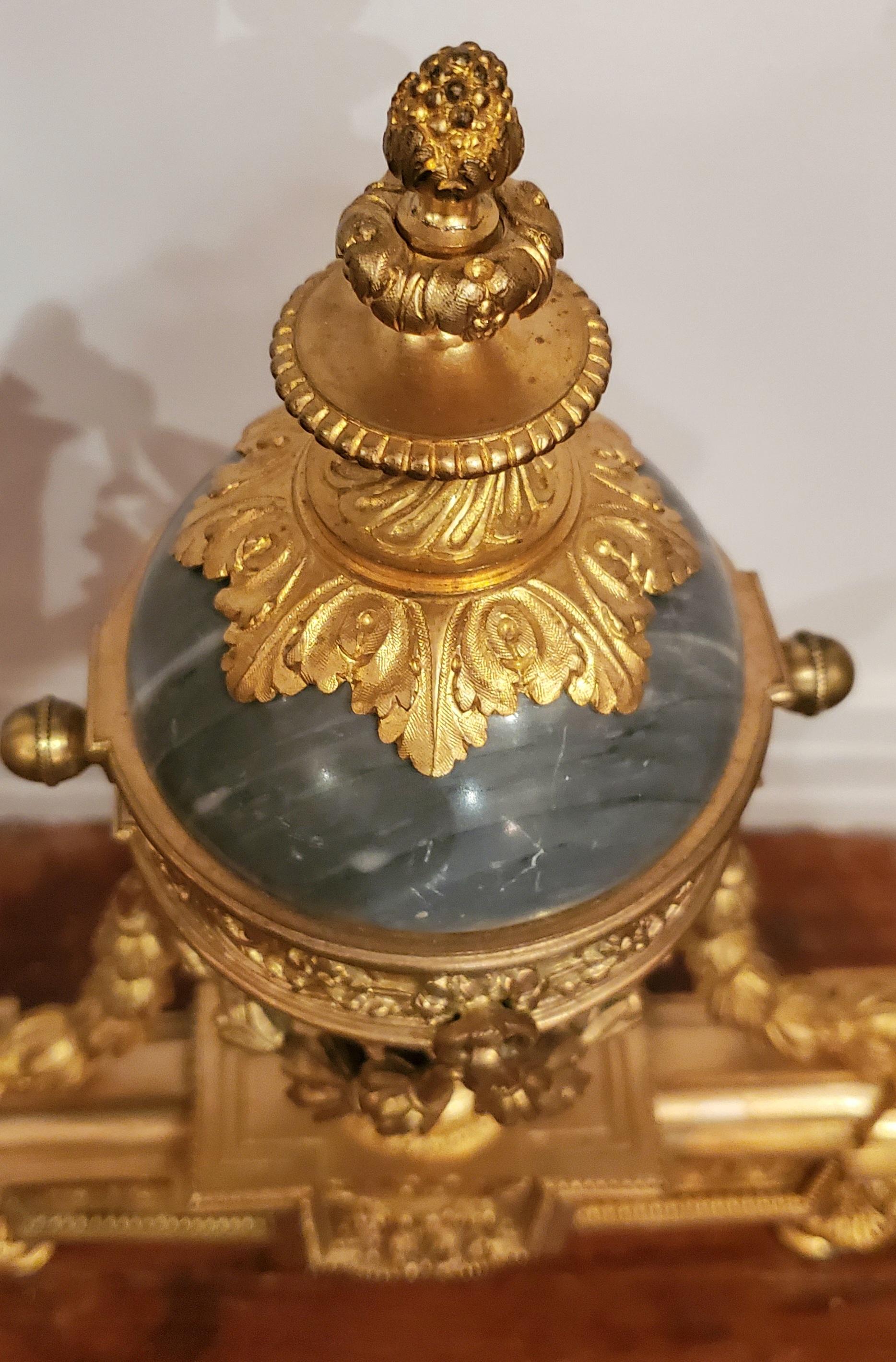 Paire d'anciens chenets Louis XVI français en marbre et bronze d'ore.