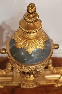 Paire d'anciens chenets Louis XVI en marbre et bronze