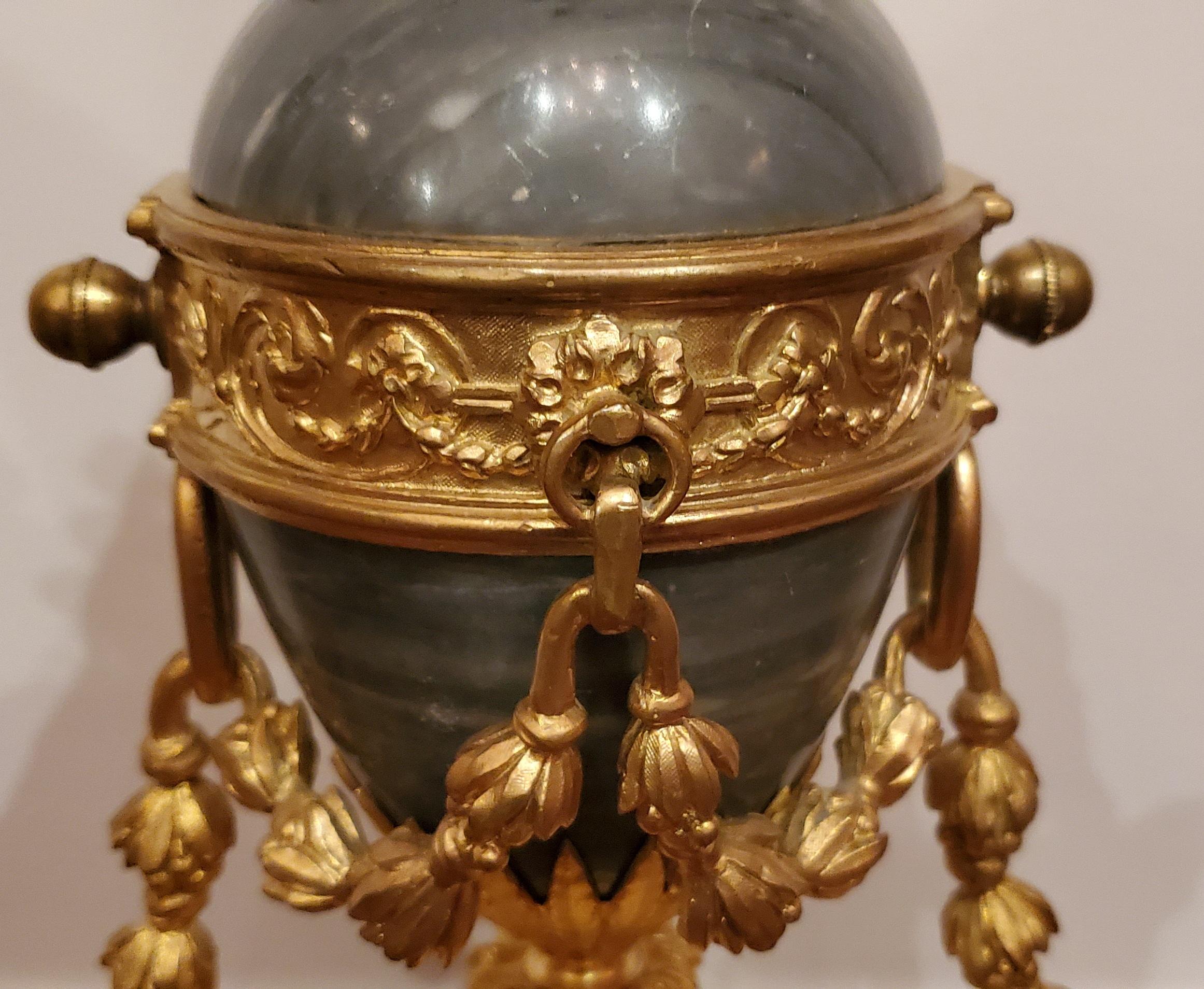 Français Paire d'anciens chenets Louis XVI en marbre et bronze en vente
