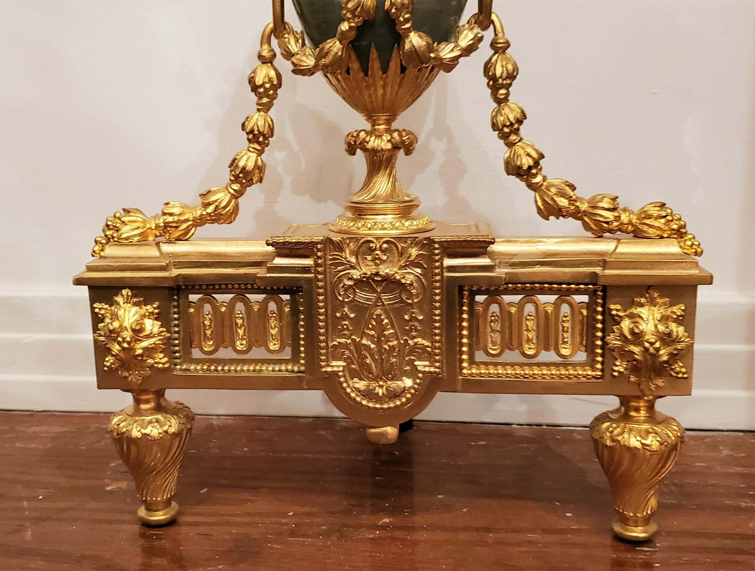 Paire d'anciens chenets Louis XVI en marbre et bronze Bon état - En vente à New Orleans, LA