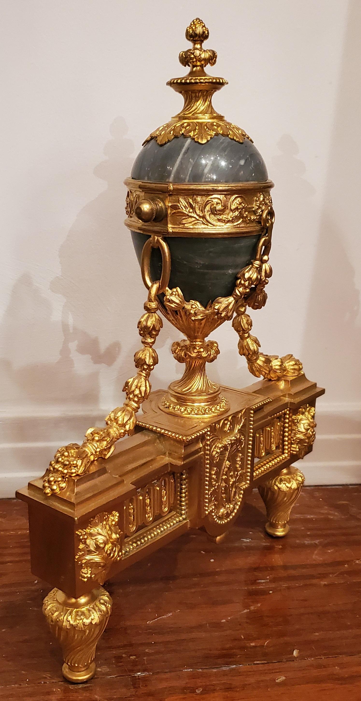 XIXe siècle Paire d'anciens chenets Louis XVI en marbre et bronze en vente