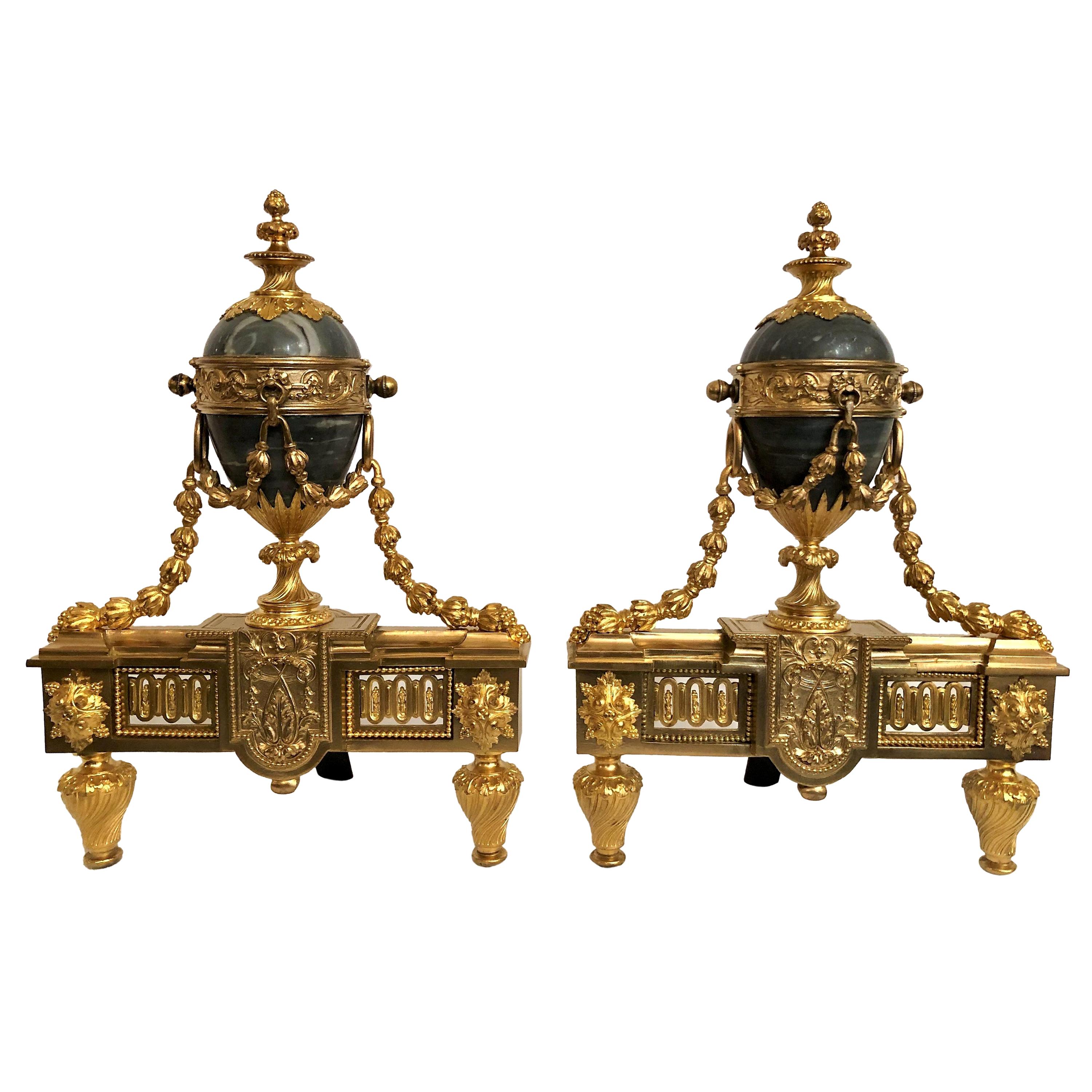 Paire d'anciens chenets Louis XVI en marbre et bronze en vente