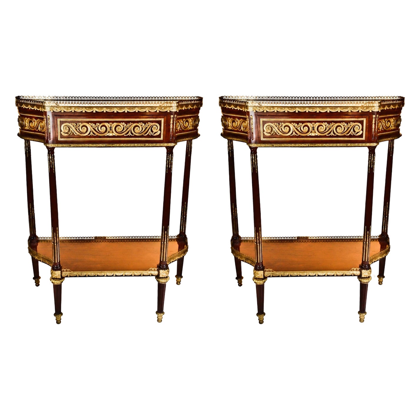 Par de consolas antiguas francesas de estilo Luis XVI con estructura de caoba y acabado en bronce dorado y tapa de mármol en venta