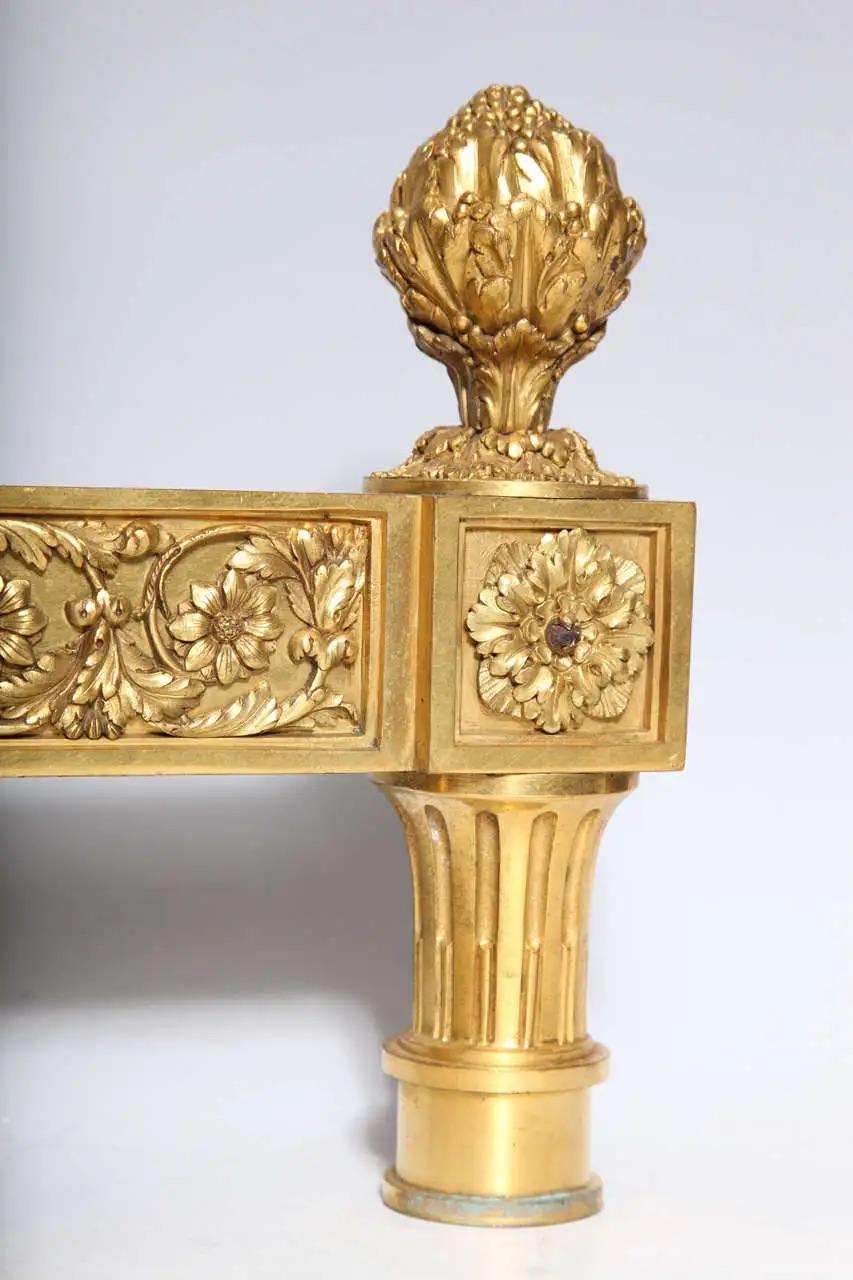 Paar Antique French Louis XVI Periode vergoldete Bronze Andirons Chenets im Angebot 4