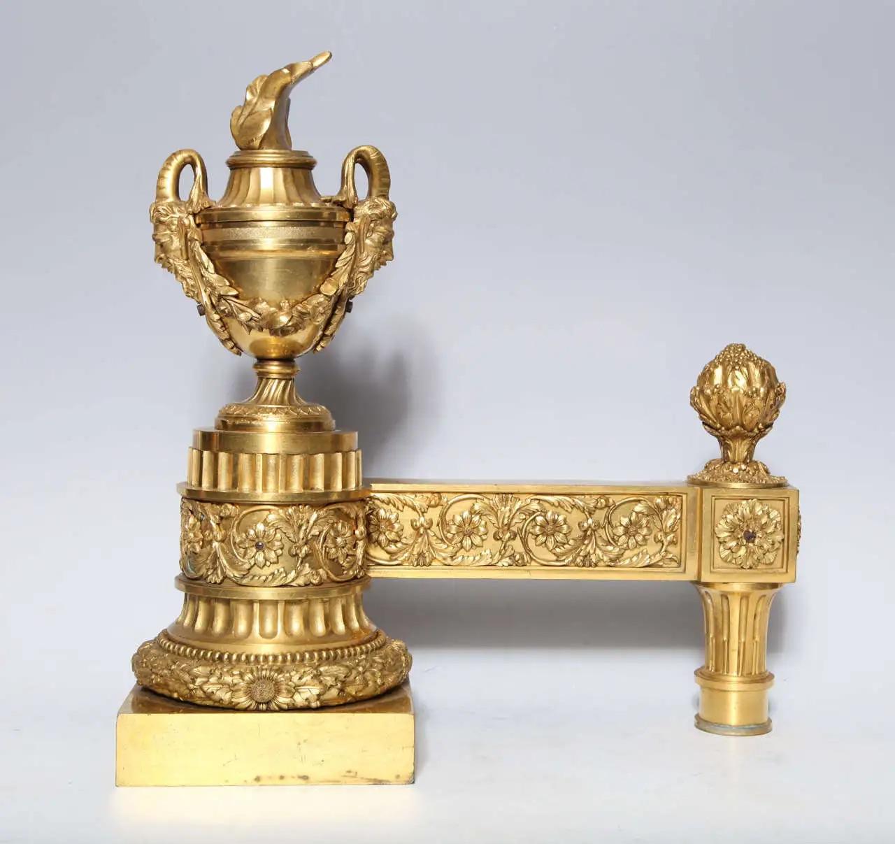 Paar Antique French Louis XVI Periode vergoldete Bronze Andirons Chenets (Louis XVI.) im Angebot