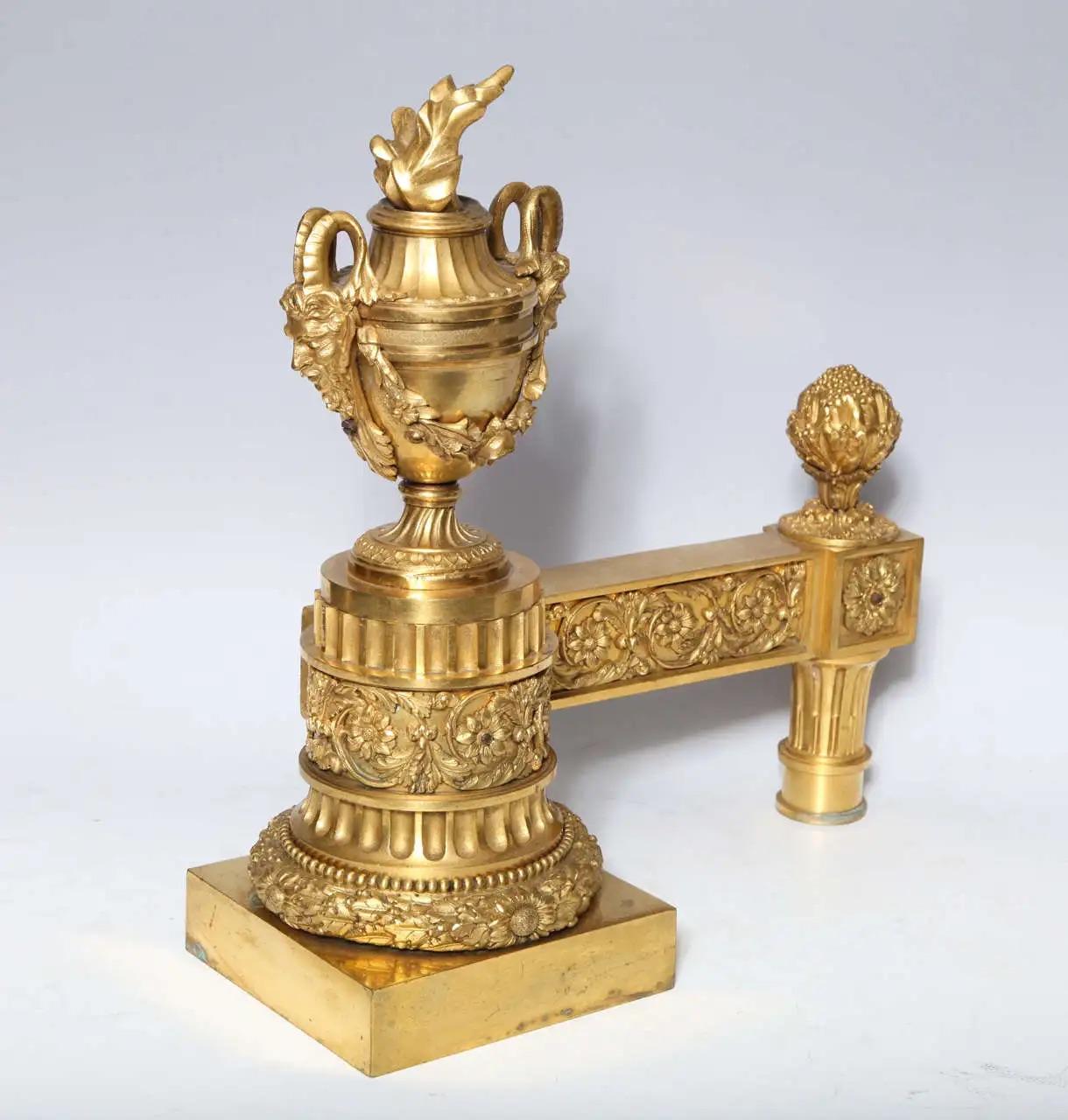 Paar Antique French Louis XVI Periode vergoldete Bronze Andirons Chenets (Französisch) im Angebot