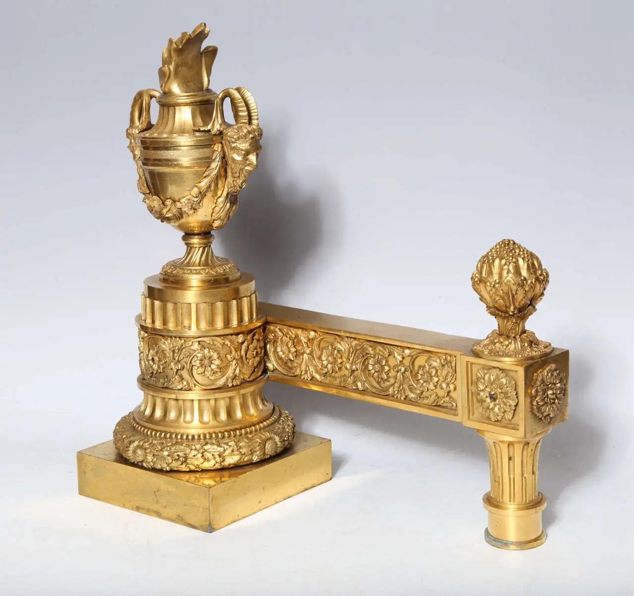 Paar Antique French Louis XVI Periode vergoldete Bronze Andirons Chenets im Zustand „Gut“ im Angebot in New York, NY