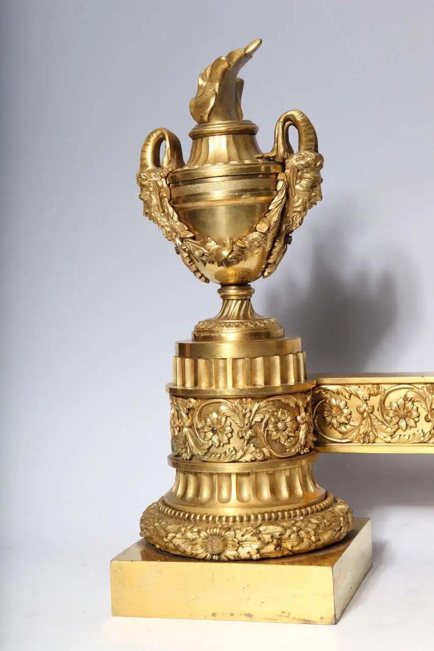 Paar Antique French Louis XVI Periode vergoldete Bronze Andirons Chenets (Spätes 18. Jahrhundert) im Angebot