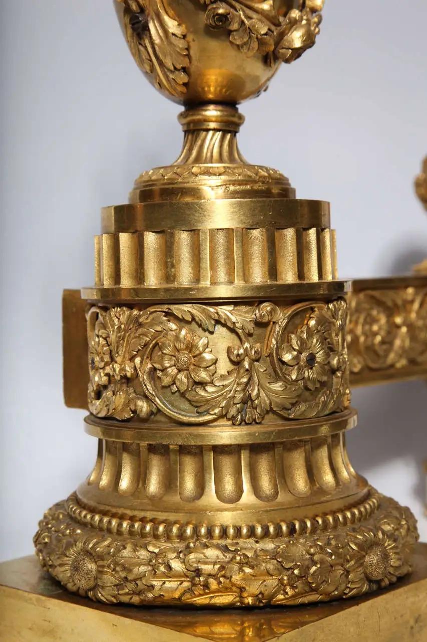 Paar Antique French Louis XVI Periode vergoldete Bronze Andirons Chenets im Angebot 1