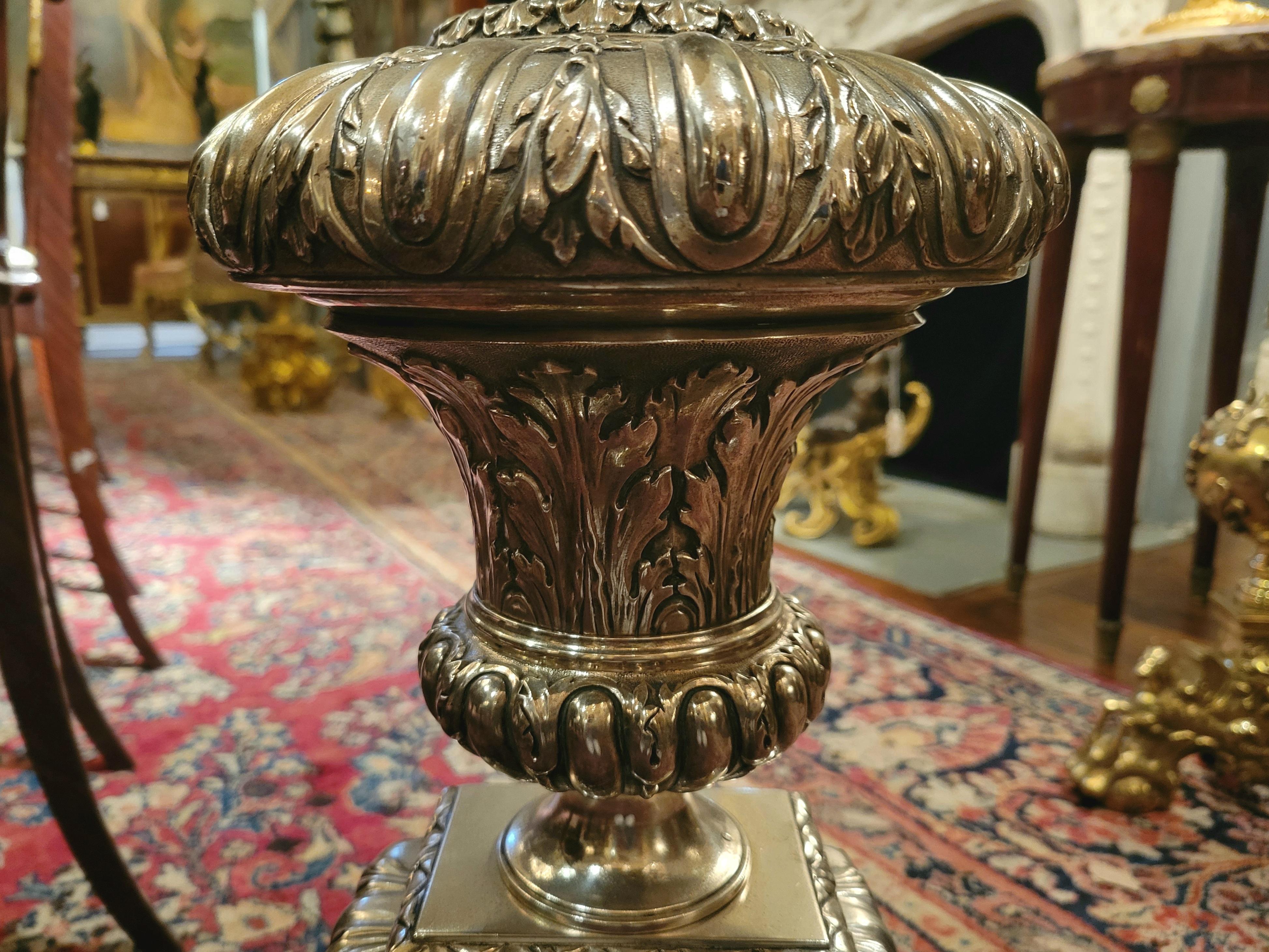 Argentato Coppia di antichi androni francesi Luigi XVI in bronzo argentato, 1810-20 circa in vendita