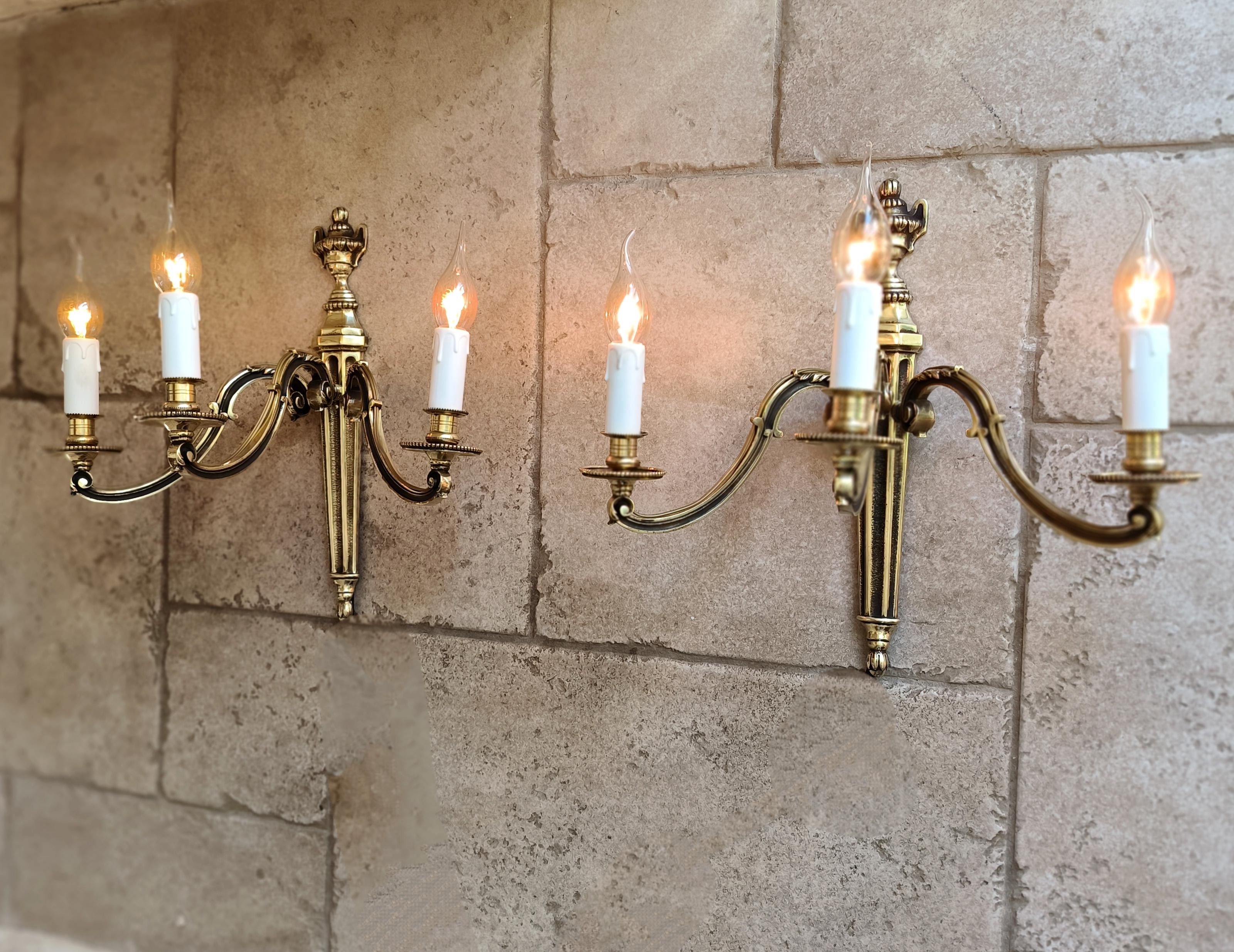 Coppia di antiche appliques francesi in bronzo in stile Luigi XVI. Circa all'inizio del 1900 in vendita 3
