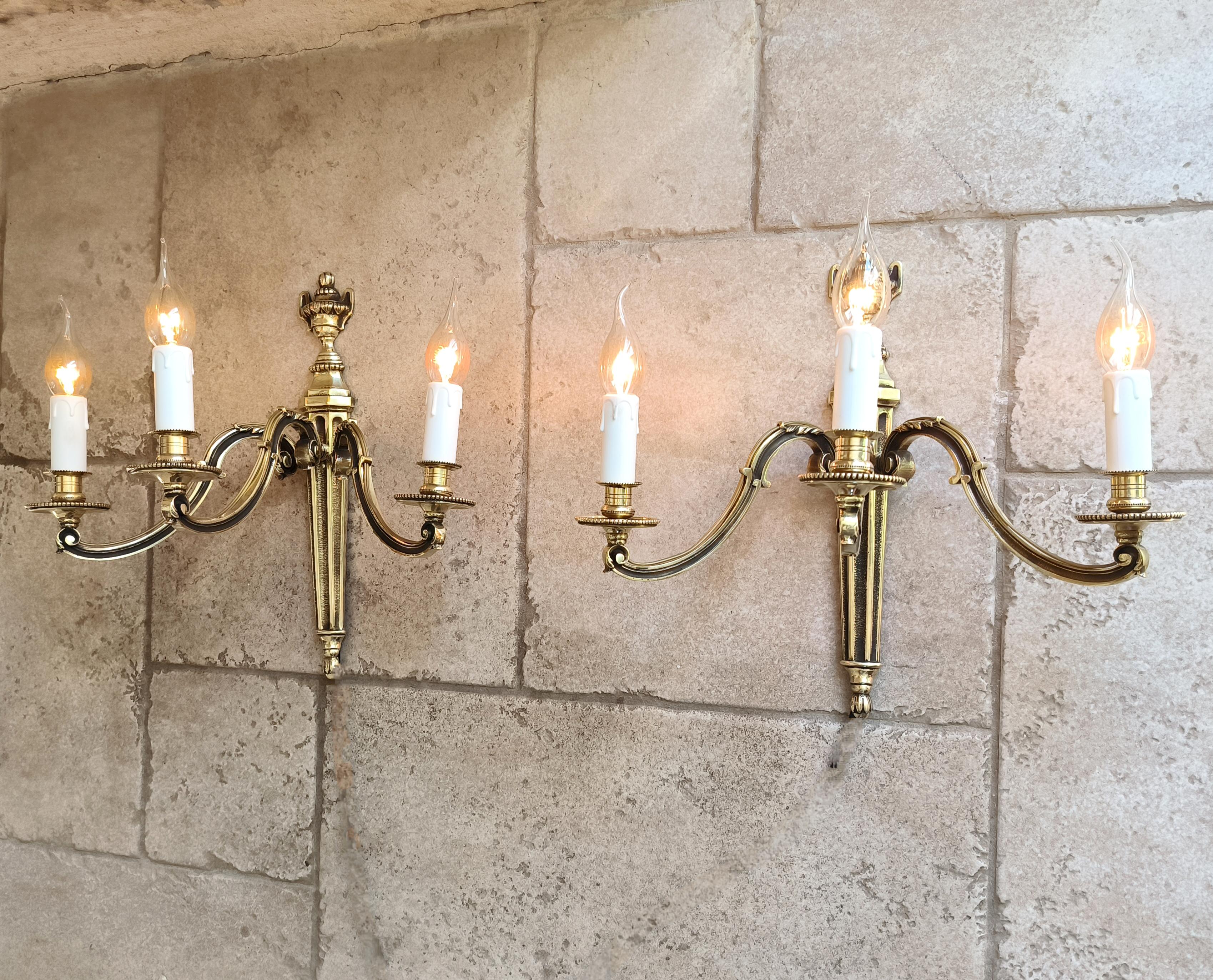 Coppia di antiche appliques francesi in bronzo in stile Luigi XVI. Circa all'inizio del 1900 in vendita 4