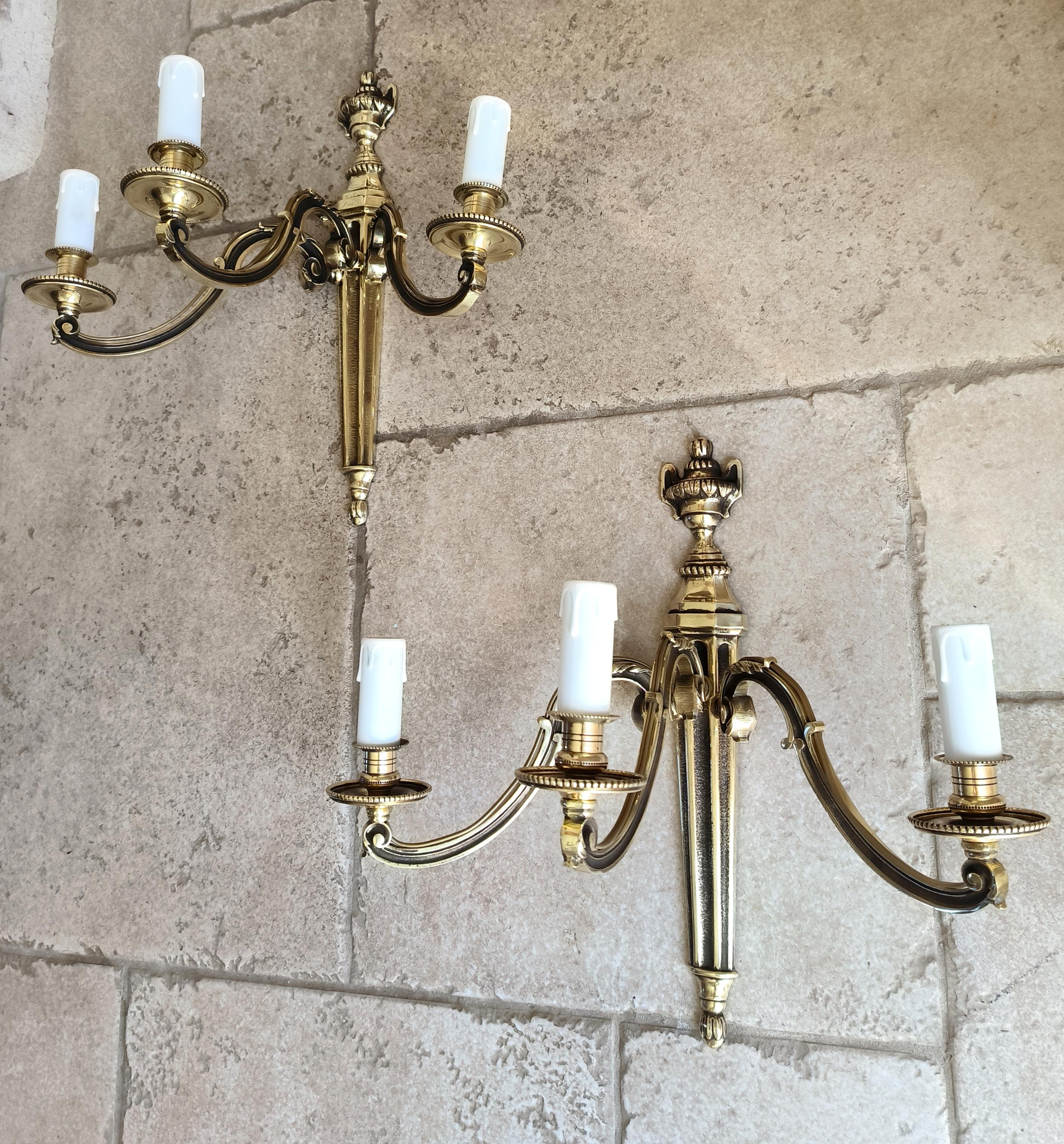 Coppia di antiche appliques francesi in bronzo in stile Luigi XVI. Circa all'inizio del 1900 in vendita 9