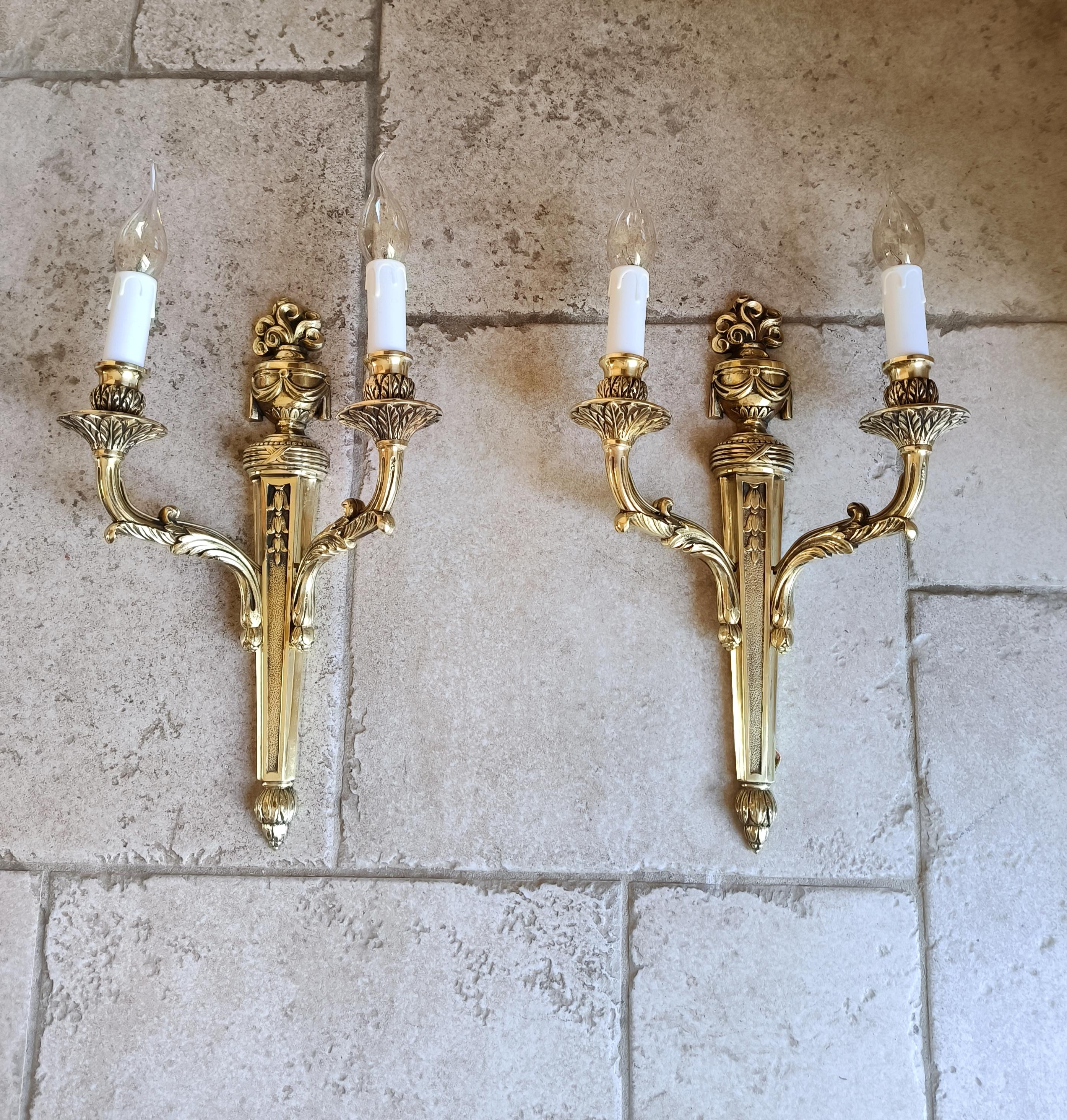 Paire d'appliques anciennes, françaises, de style Louis XVI, en bronze. Début des années 1900. en vente 11