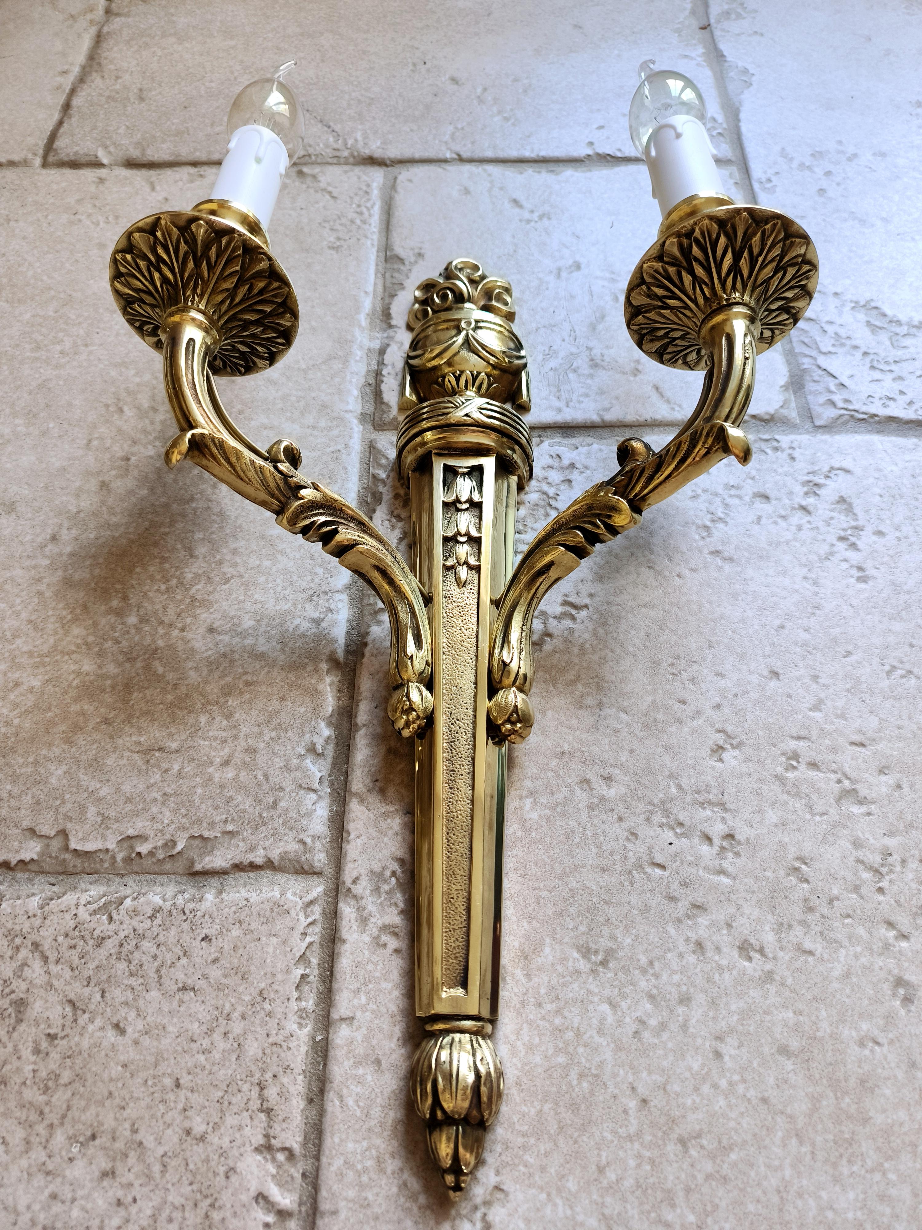 Moulage Paire d'appliques anciennes, françaises, de style Louis XVI, en bronze. Début des années 1900. en vente