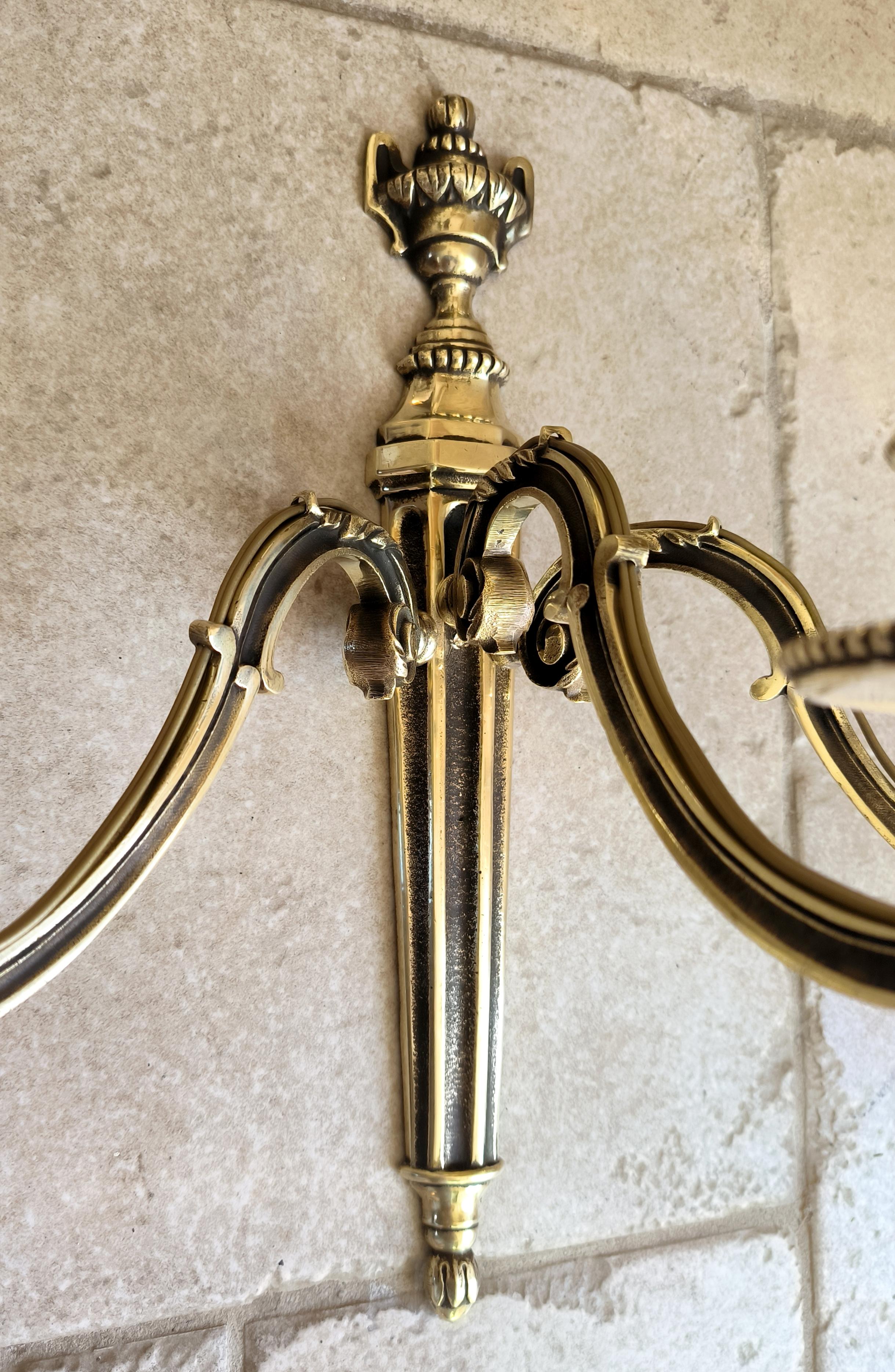 Coppia di antiche appliques francesi in bronzo in stile Luigi XVI. Circa all'inizio del 1900 In condizioni buone in vendita a CARENTAN-LES-MARAIS, FR