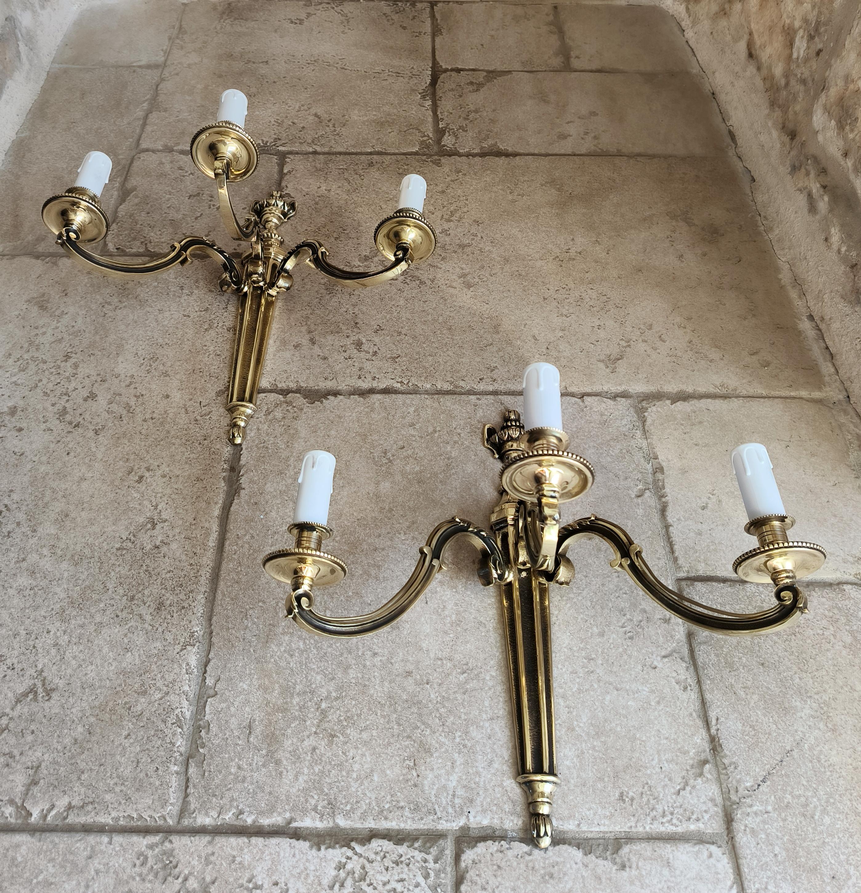 XX secolo Coppia di antiche appliques francesi in bronzo in stile Luigi XVI. Circa all'inizio del 1900 in vendita