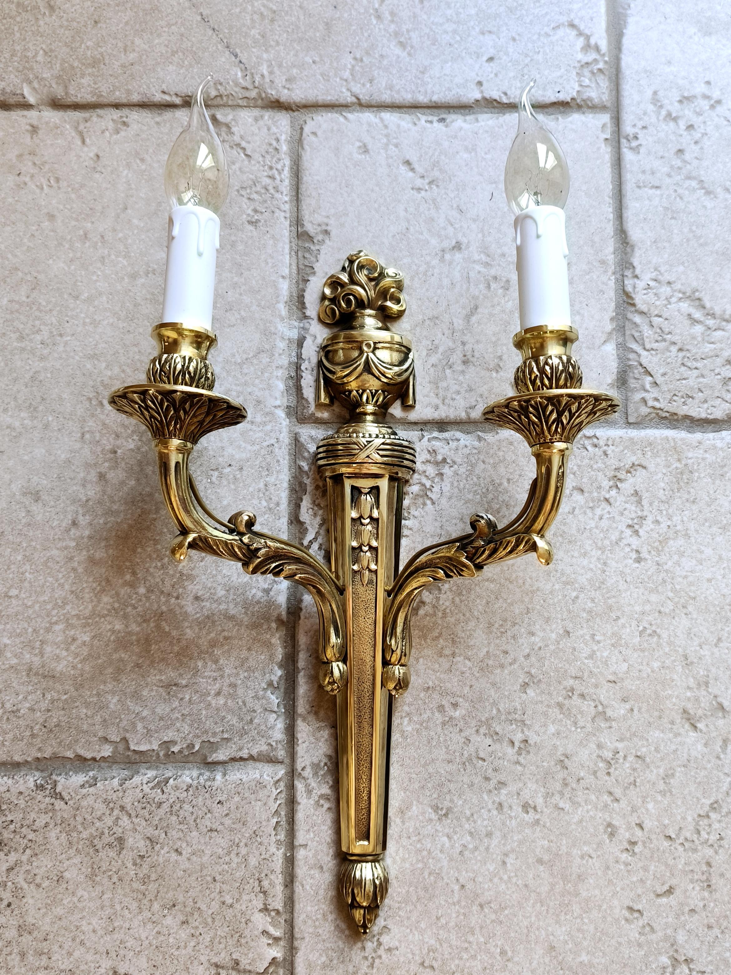 20ième siècle Paire d'appliques anciennes, françaises, de style Louis XVI, en bronze. Début des années 1900. en vente