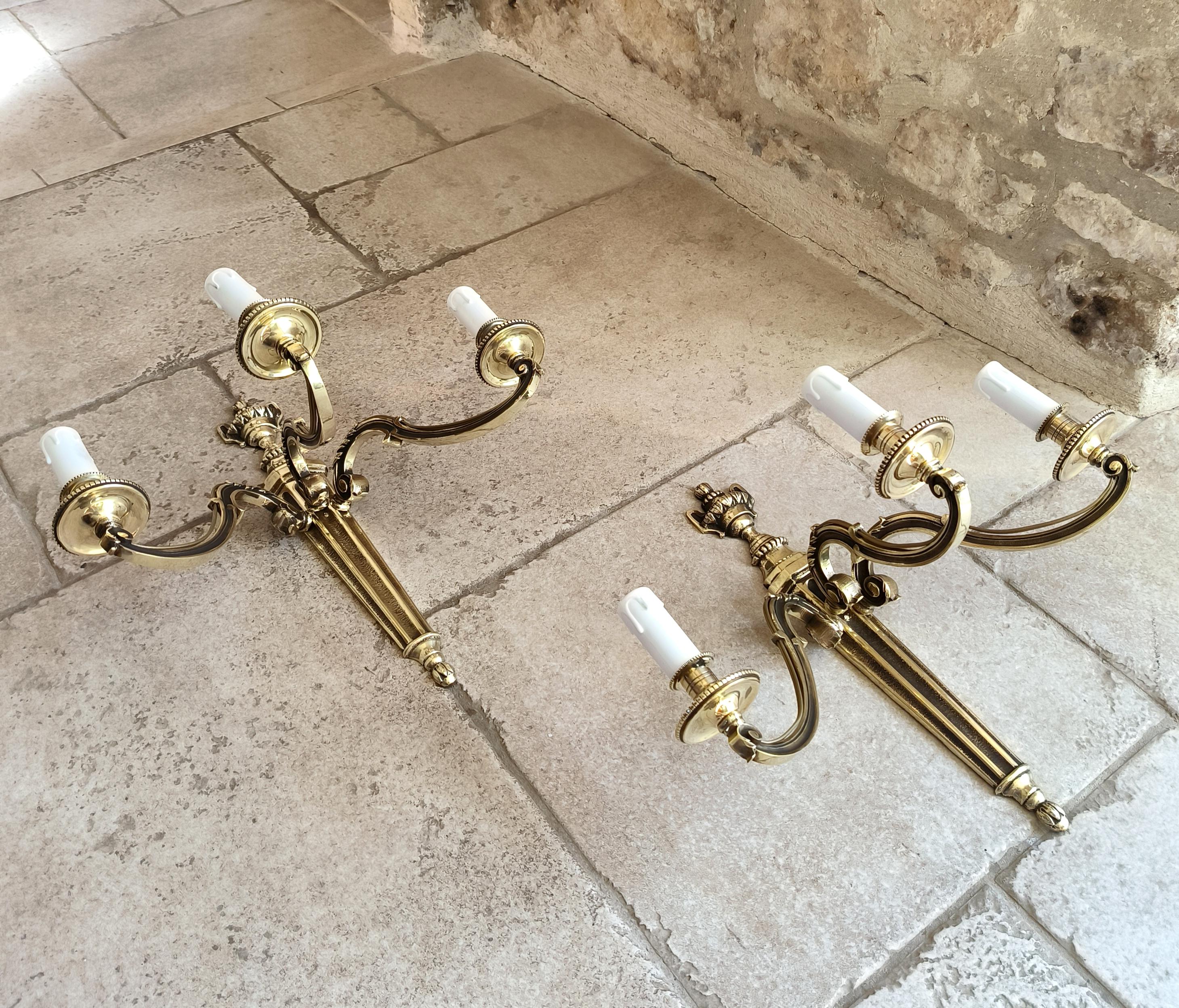 Coppia di antiche appliques francesi in bronzo in stile Luigi XVI. Circa all'inizio del 1900 in vendita 1