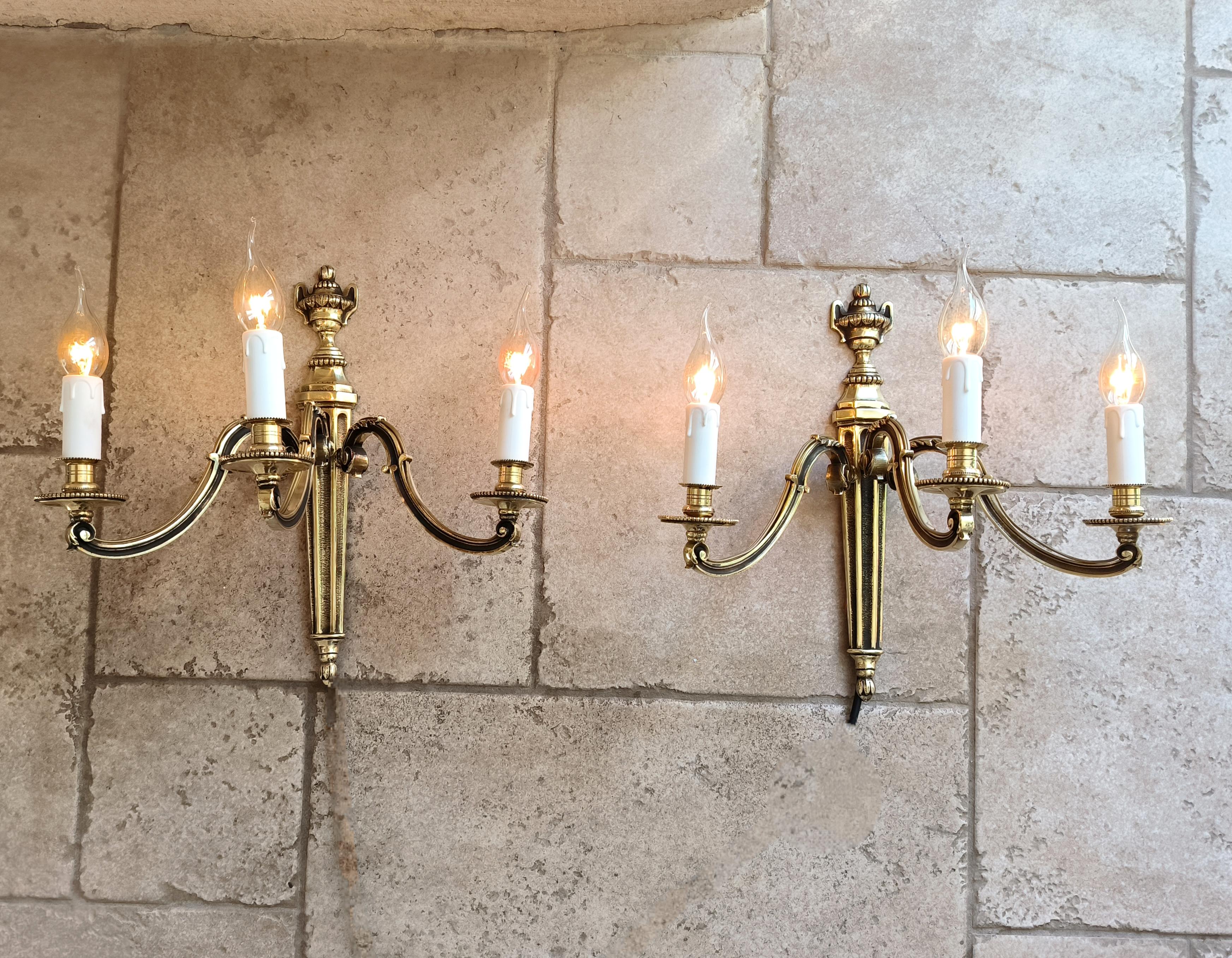 Coppia di antiche appliques francesi in bronzo in stile Luigi XVI. Circa all'inizio del 1900 in vendita 2