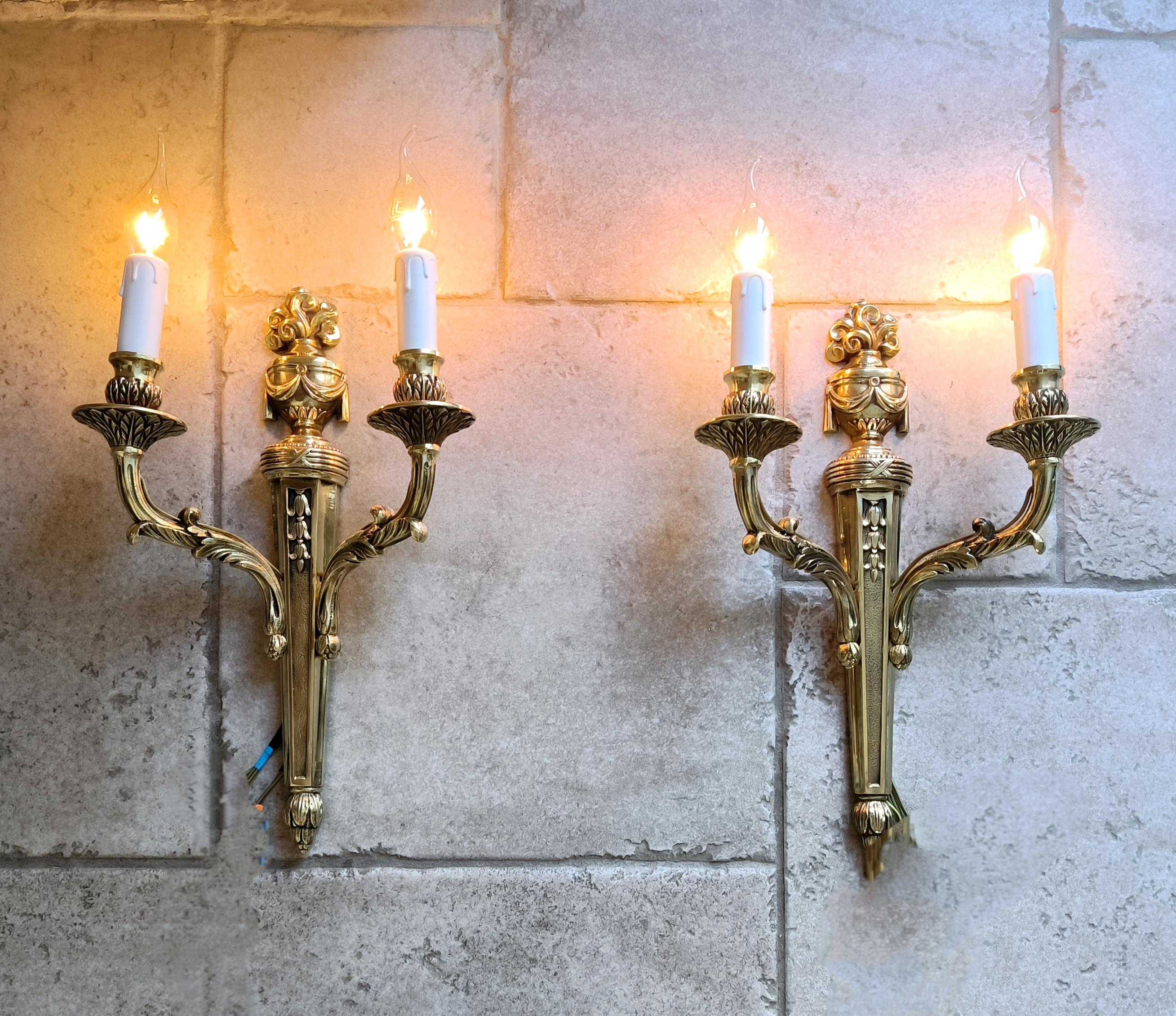 Paire d'appliques anciennes, françaises, de style Louis XVI, en bronze. Début des années 1900. en vente 2